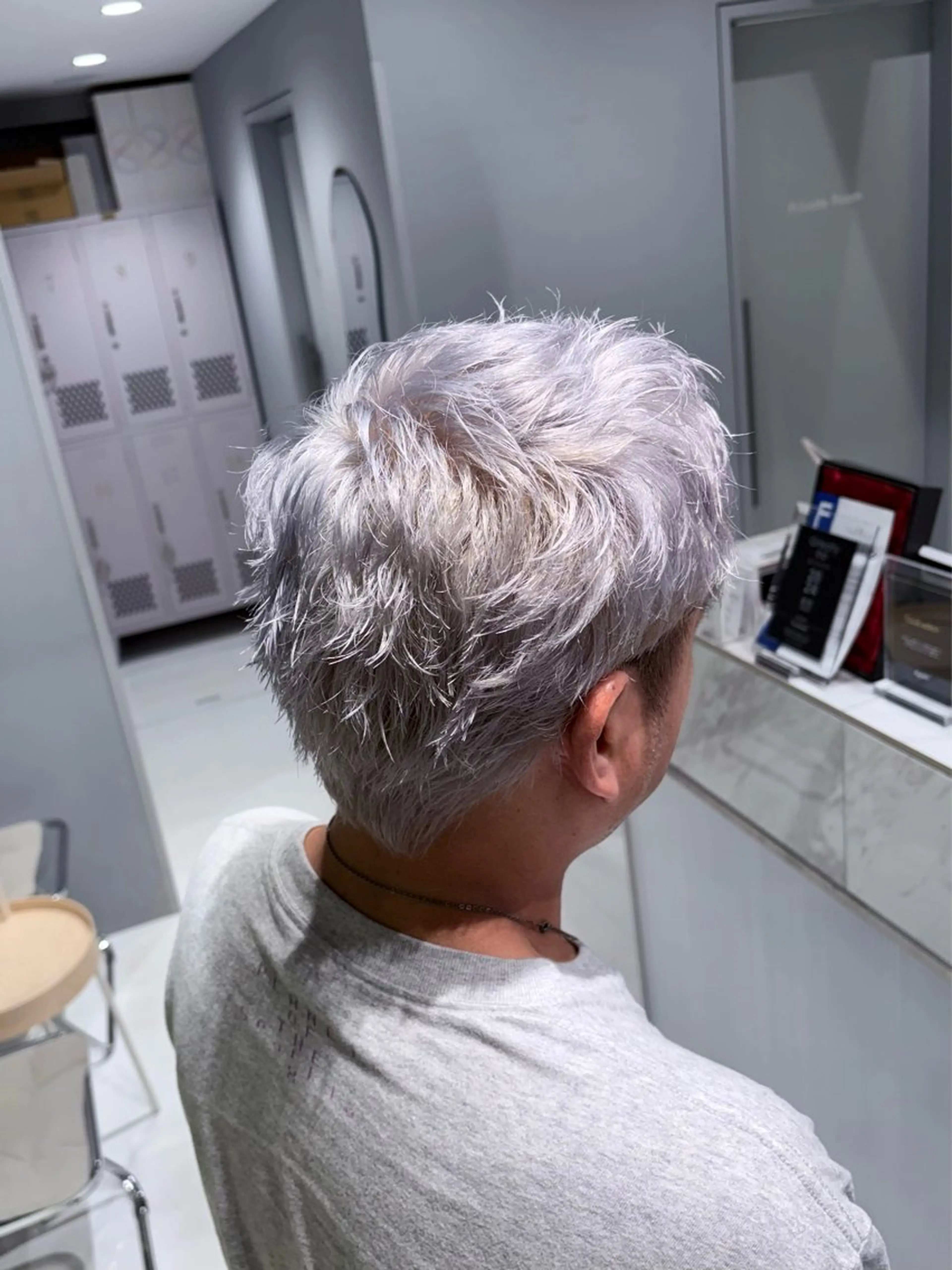 ショート カラー メンズ メンズブリーチ アッシュ ブリーチ シルバー ホワイトアッシュ カット ヘアカラー トリートメント 菜々🦖新宿 men's特化のヘアスタイル