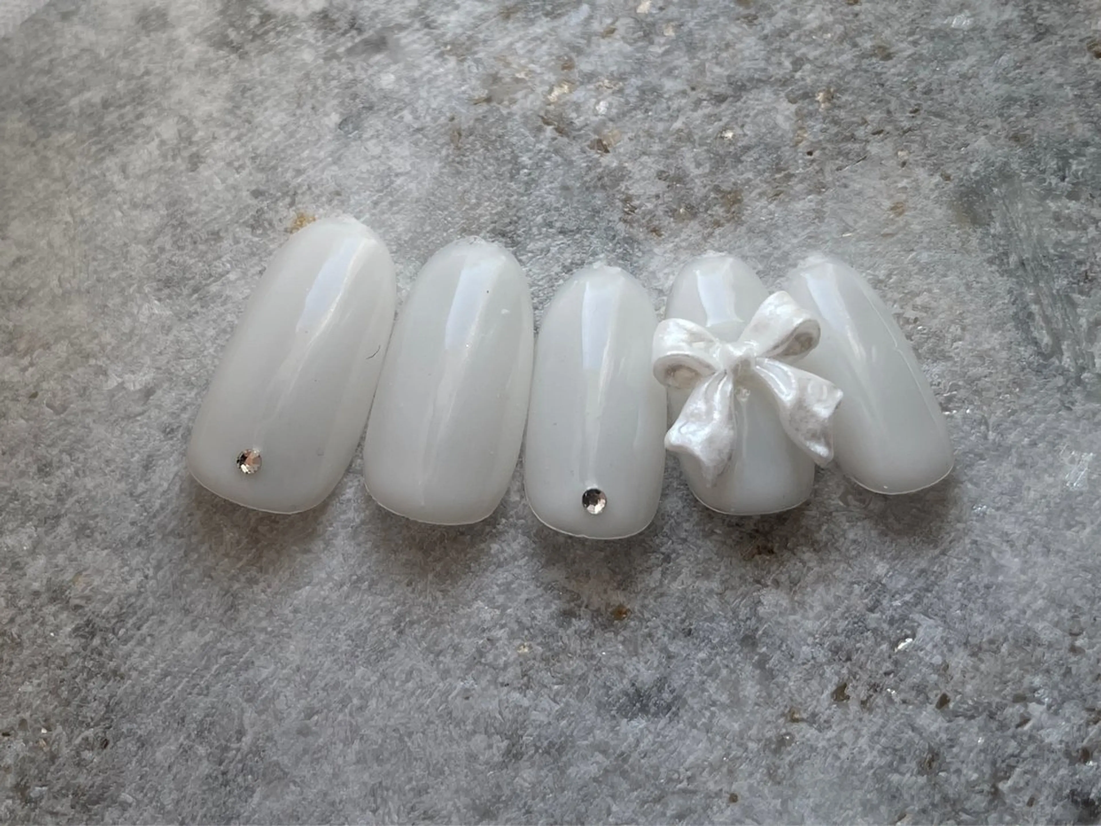 ネイル ガーリー シンプルネイル 黒須莉奈 IRYのネイルデザイン