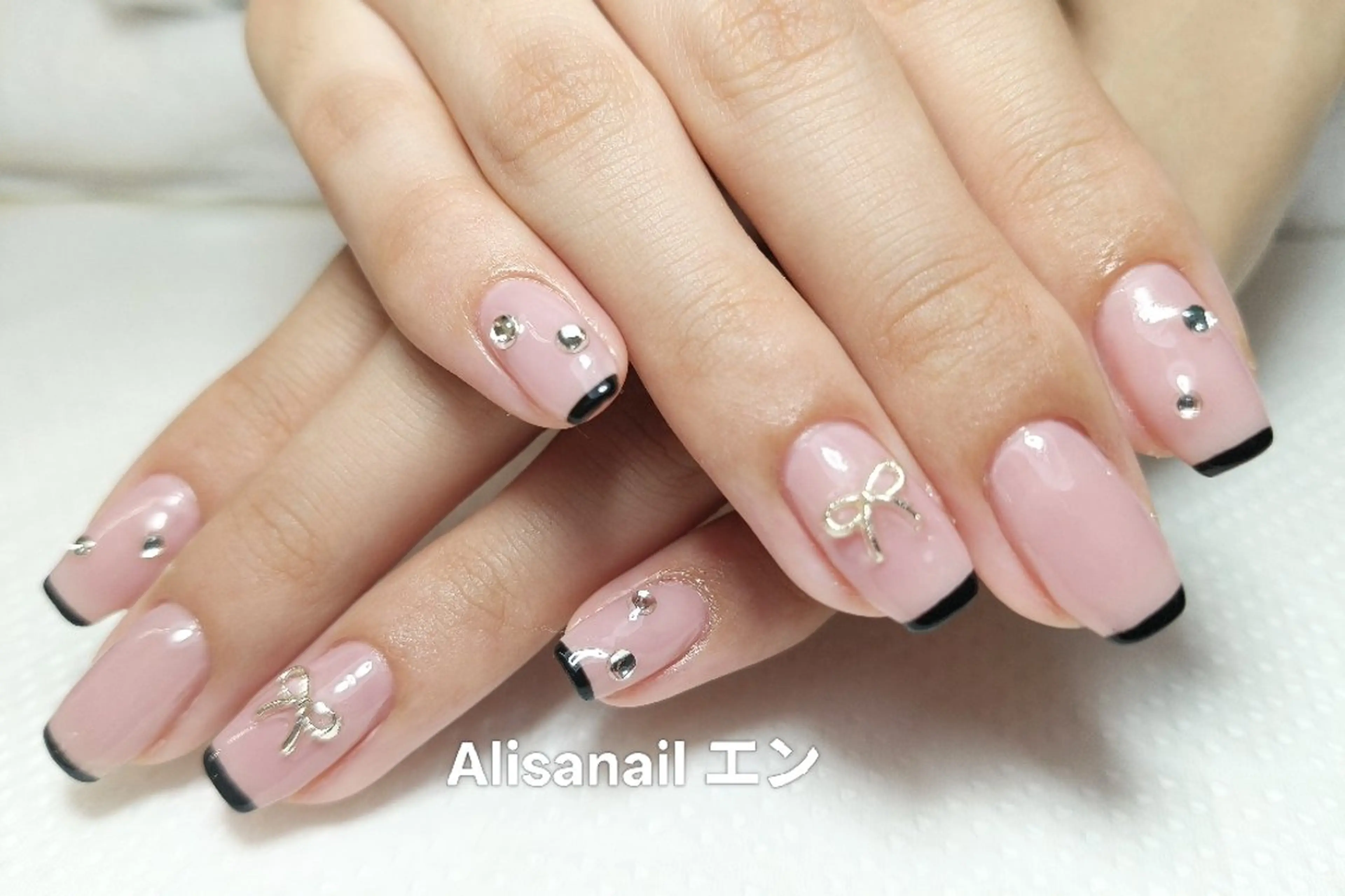 ネイル フレンチネイル リボン エ ンのネイルデザイン