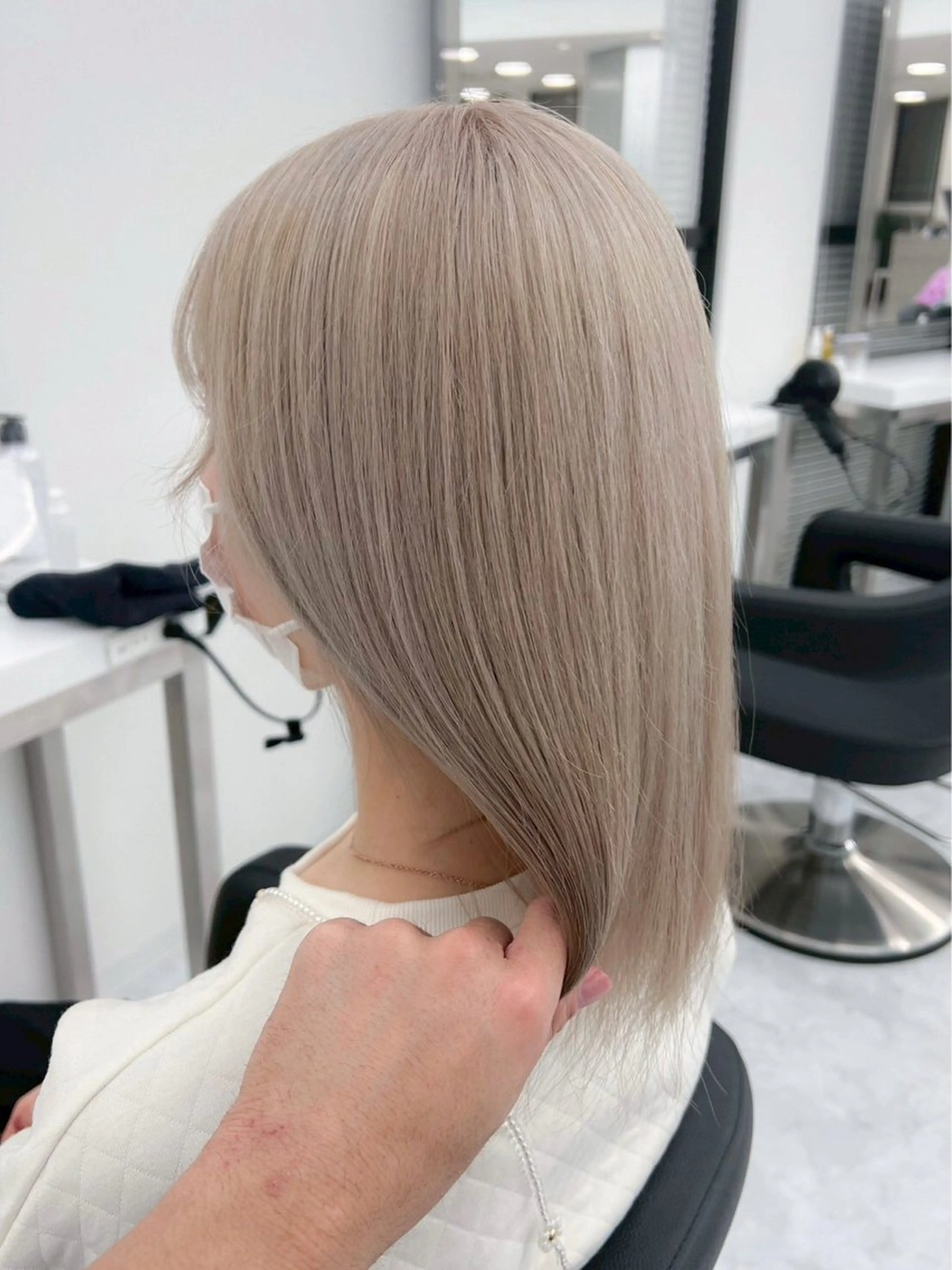 ミディアム レイヤーカット 透明感カラーの達人のヘアスタイル
