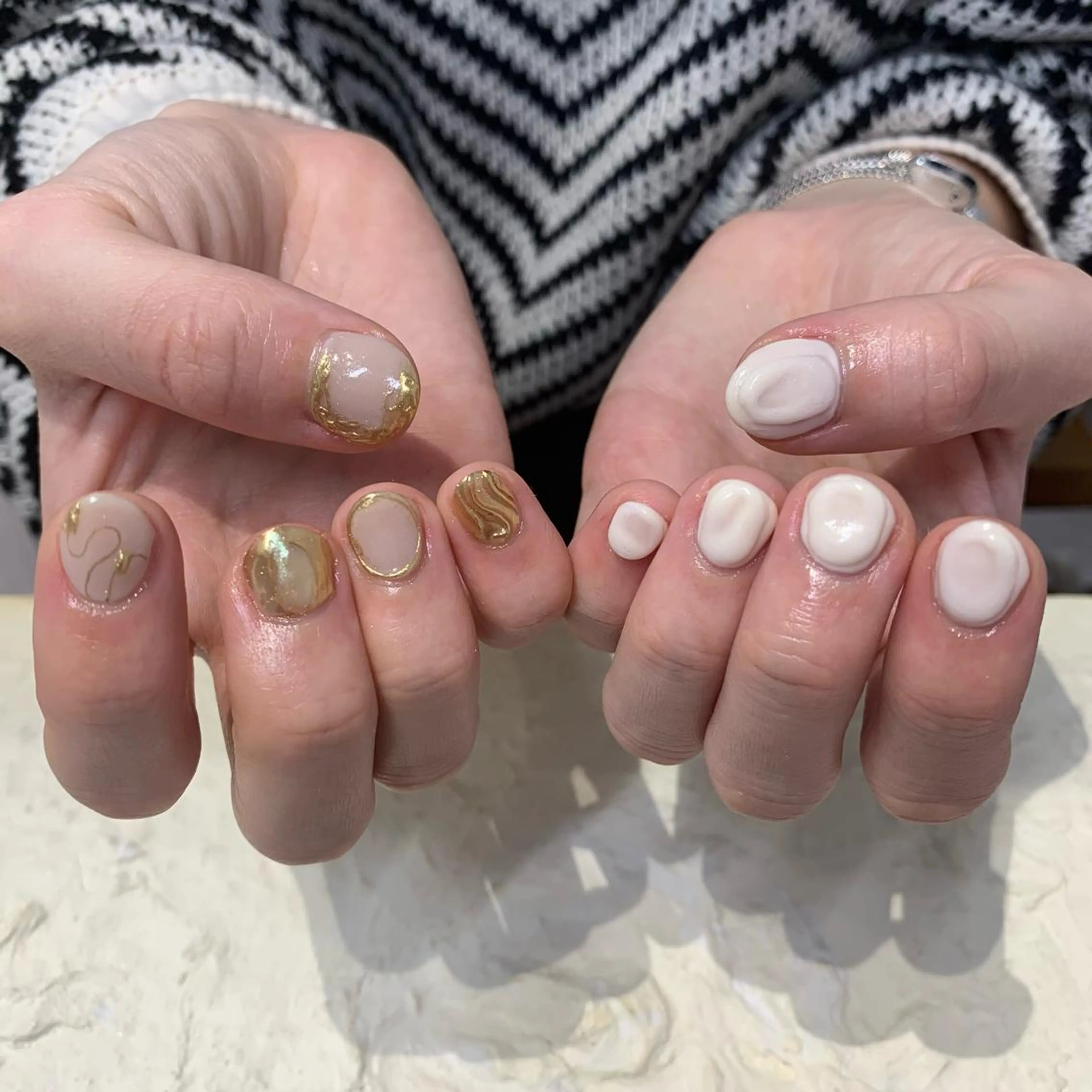 ネイル ホワイト マキノ ユイのネイルデザイン