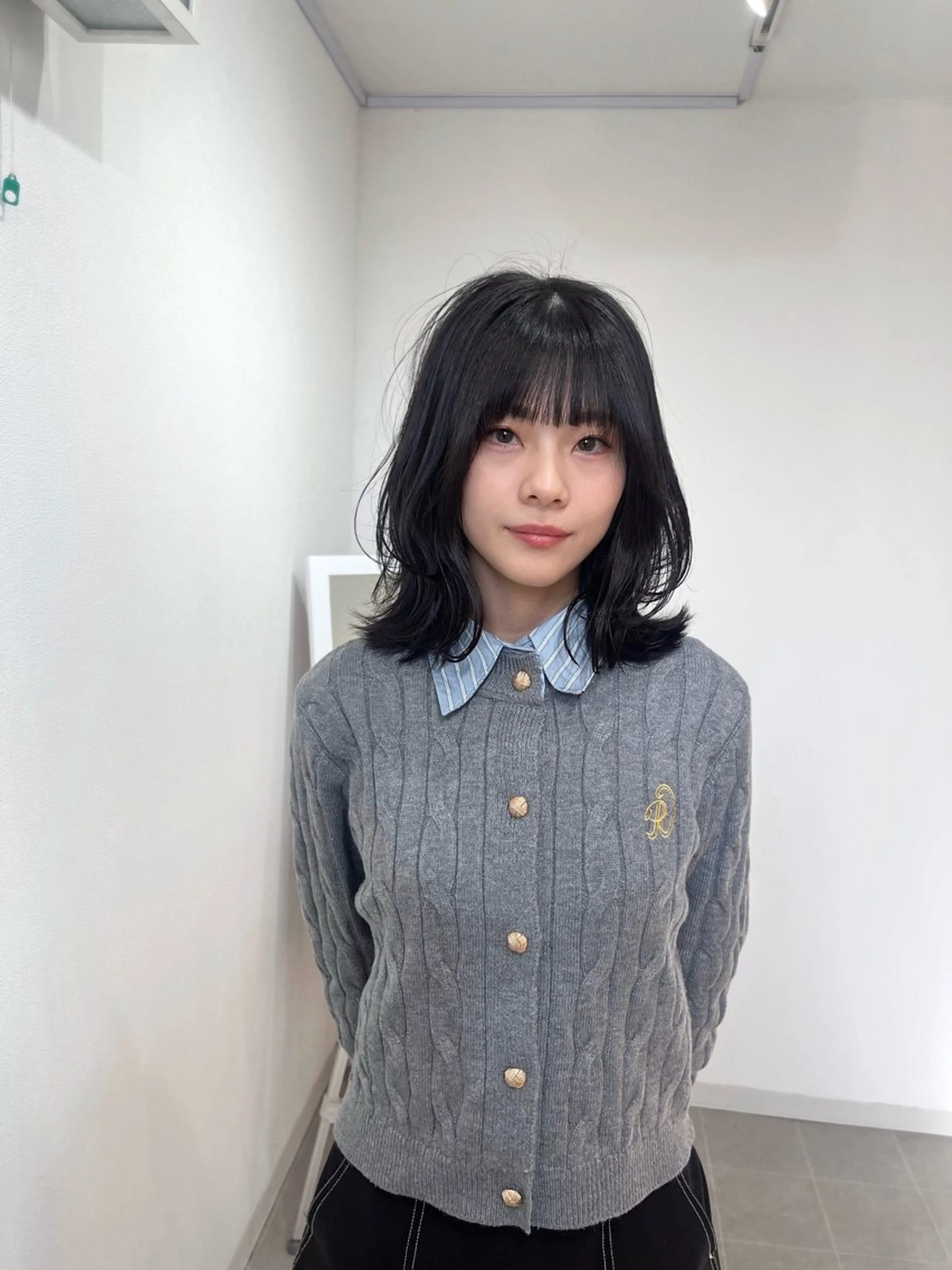 ミディアム カラー 黒髪 ブルーカラー ブルーブラック くびれヘア レイヤーカット カット ヘアカラー トリートメント 韓国ヘア🇰🇷 RYOTAのヘアスタイル