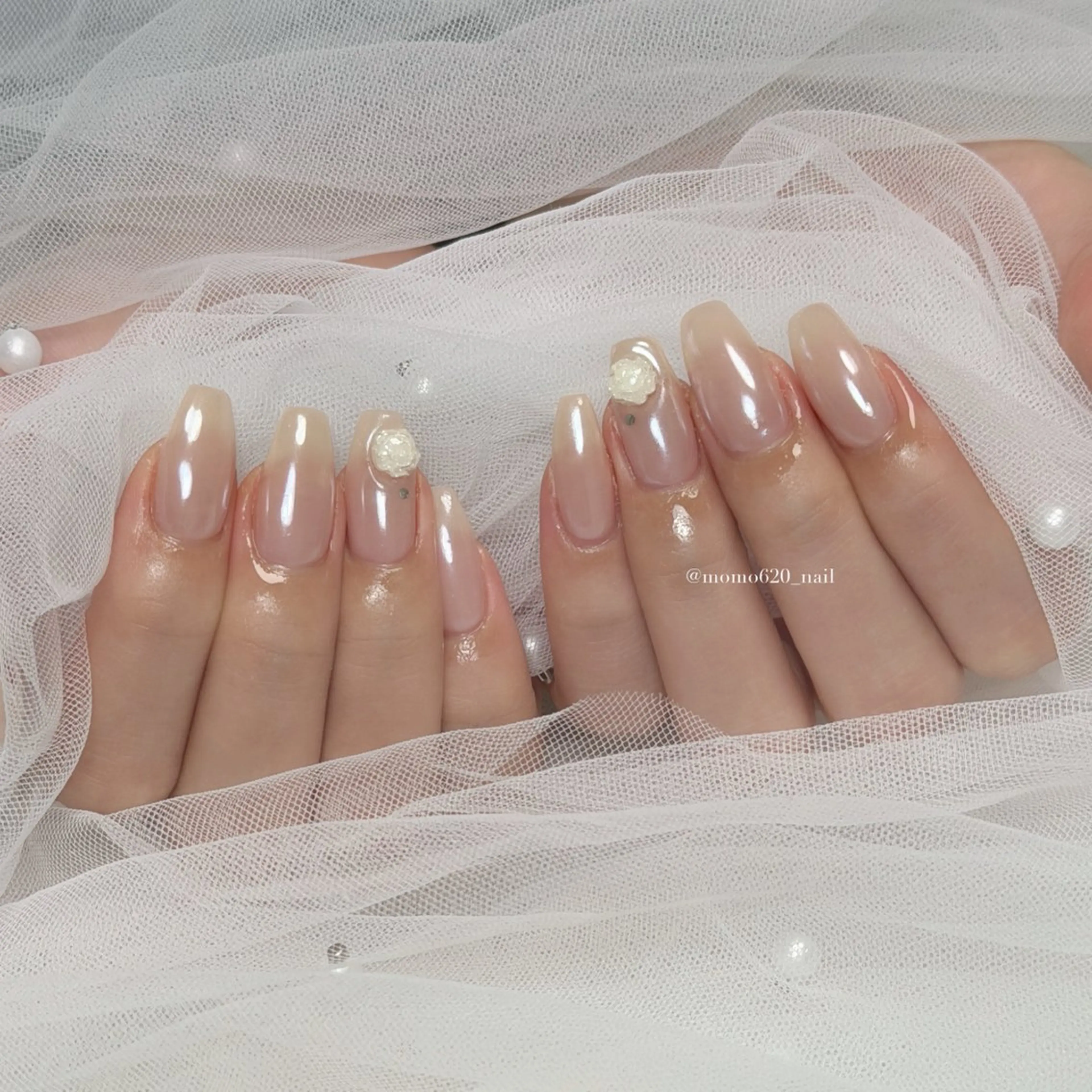 ネイル ミラーネイル シンプルネイル ホワイト ハンドネイル フットネイル momoka🤍 四ツ橋のネイルデザイン