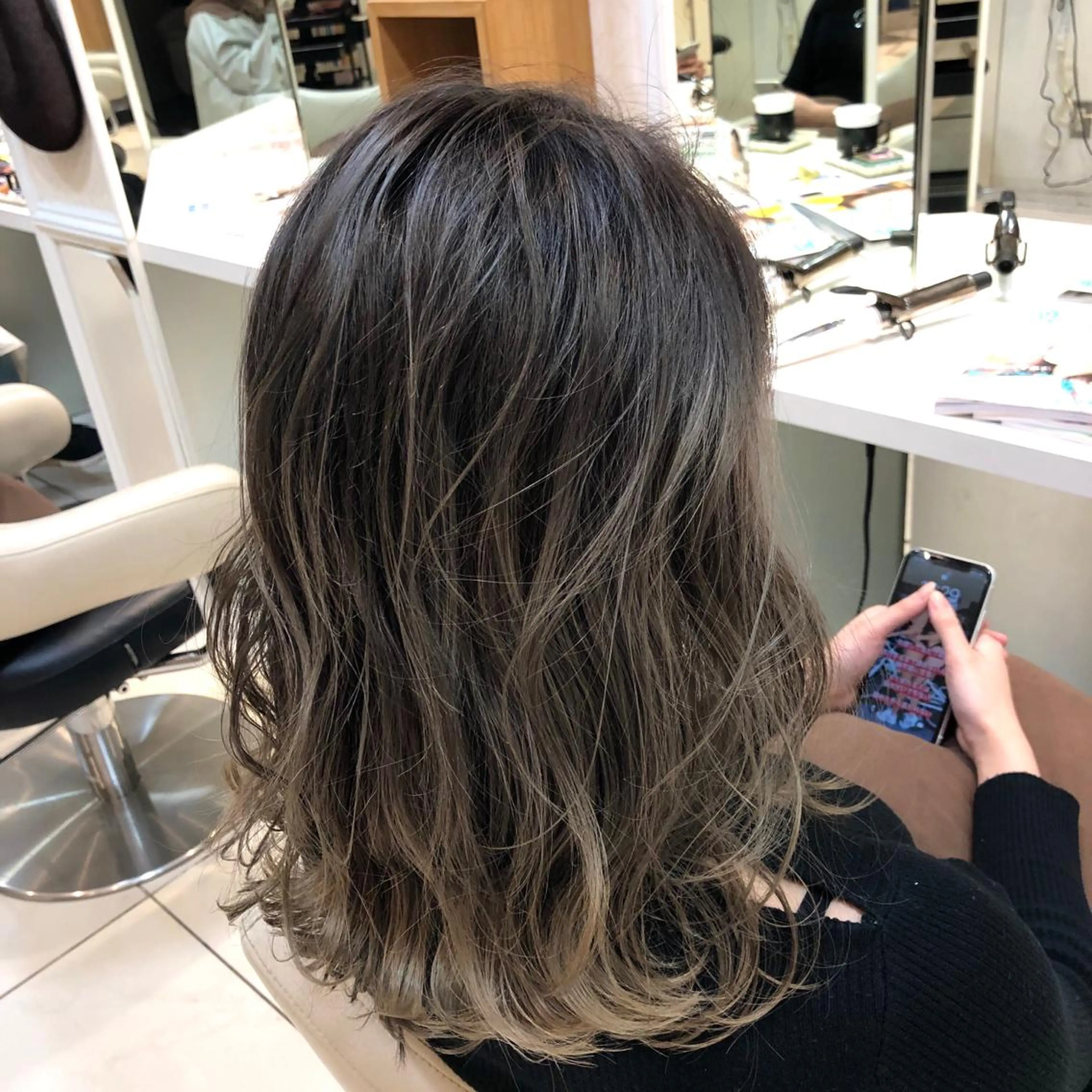 ロング カラー バレイヤージュ ベージュカラー ミルクティーベージュ レイヤーカット ヘアカラー トリートメント 🌈ぷる艶カラー🌈 髪質改善👑柳沼尚貴のヘアスタイル