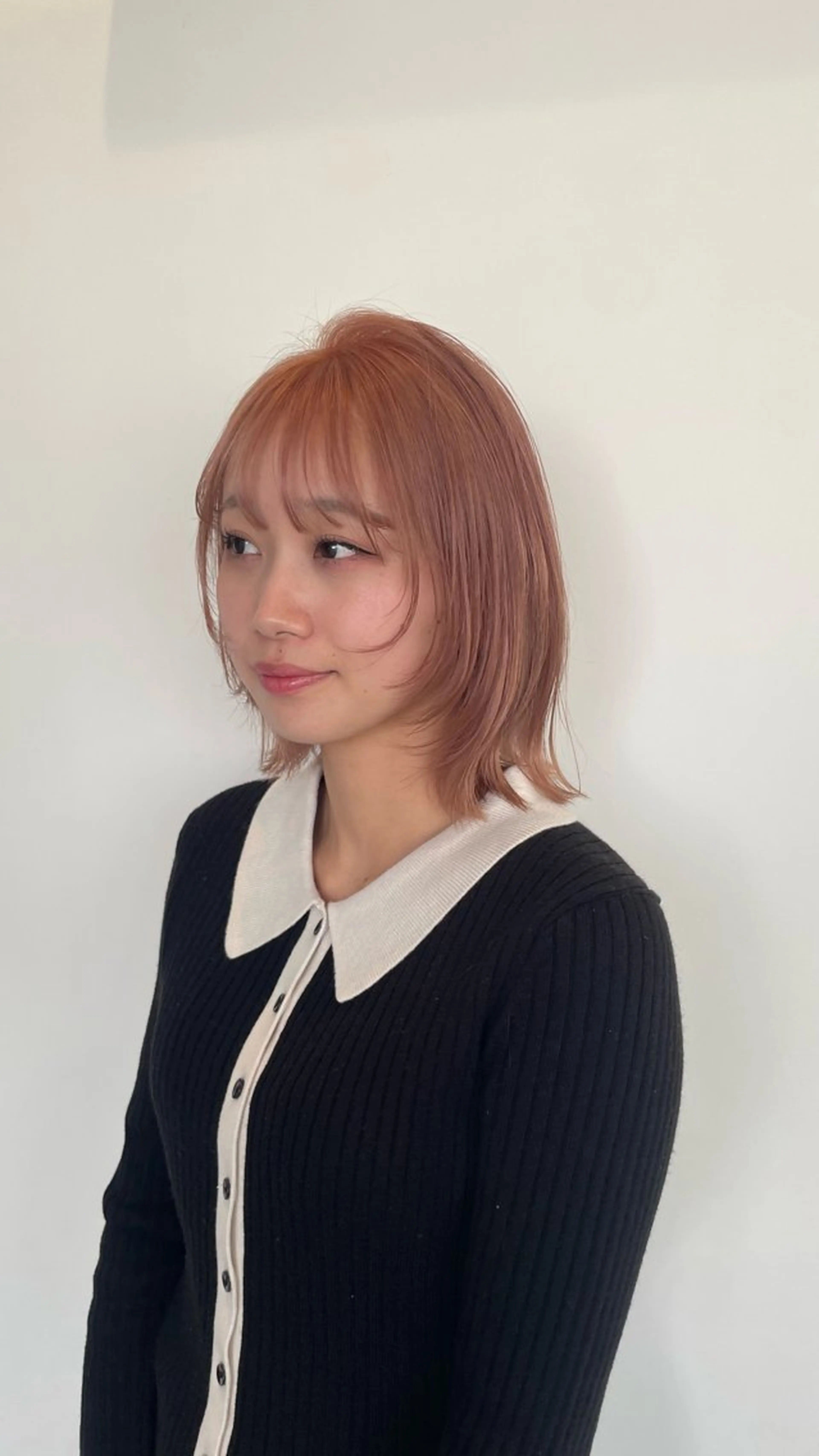 ミディアム カラー ベージュカラー ピンクカラー ピンクベージュ 顔周りカット レイヤーカット 赤池 輝のヘアスタイル