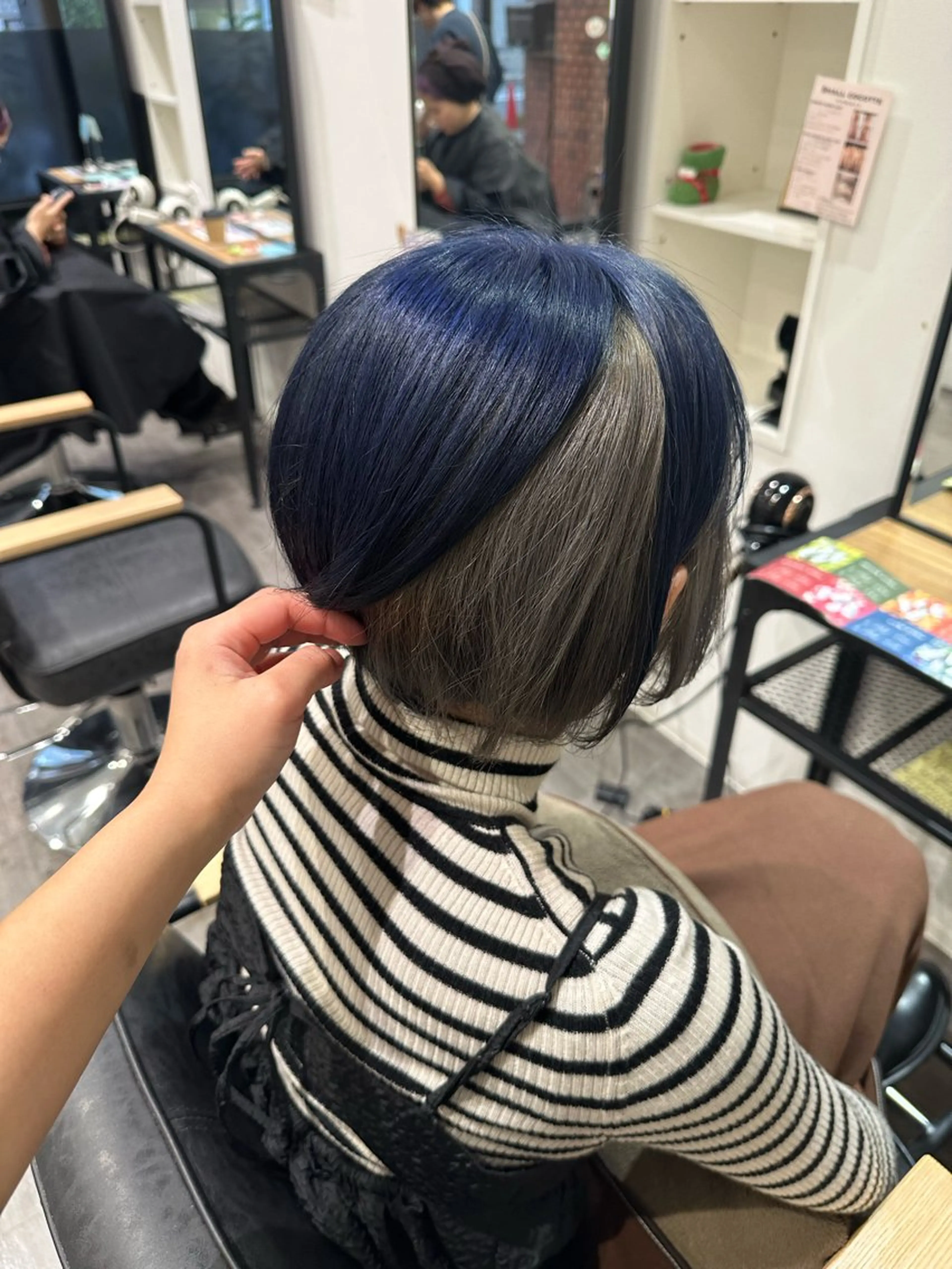 ショート カラー ブルーカラー ネイビーカラー シルバー ホワイトシルバー ヘアカラー トリートメント 艶髪レイヤー上田 紗也🇰🇷💗のヘアスタイル