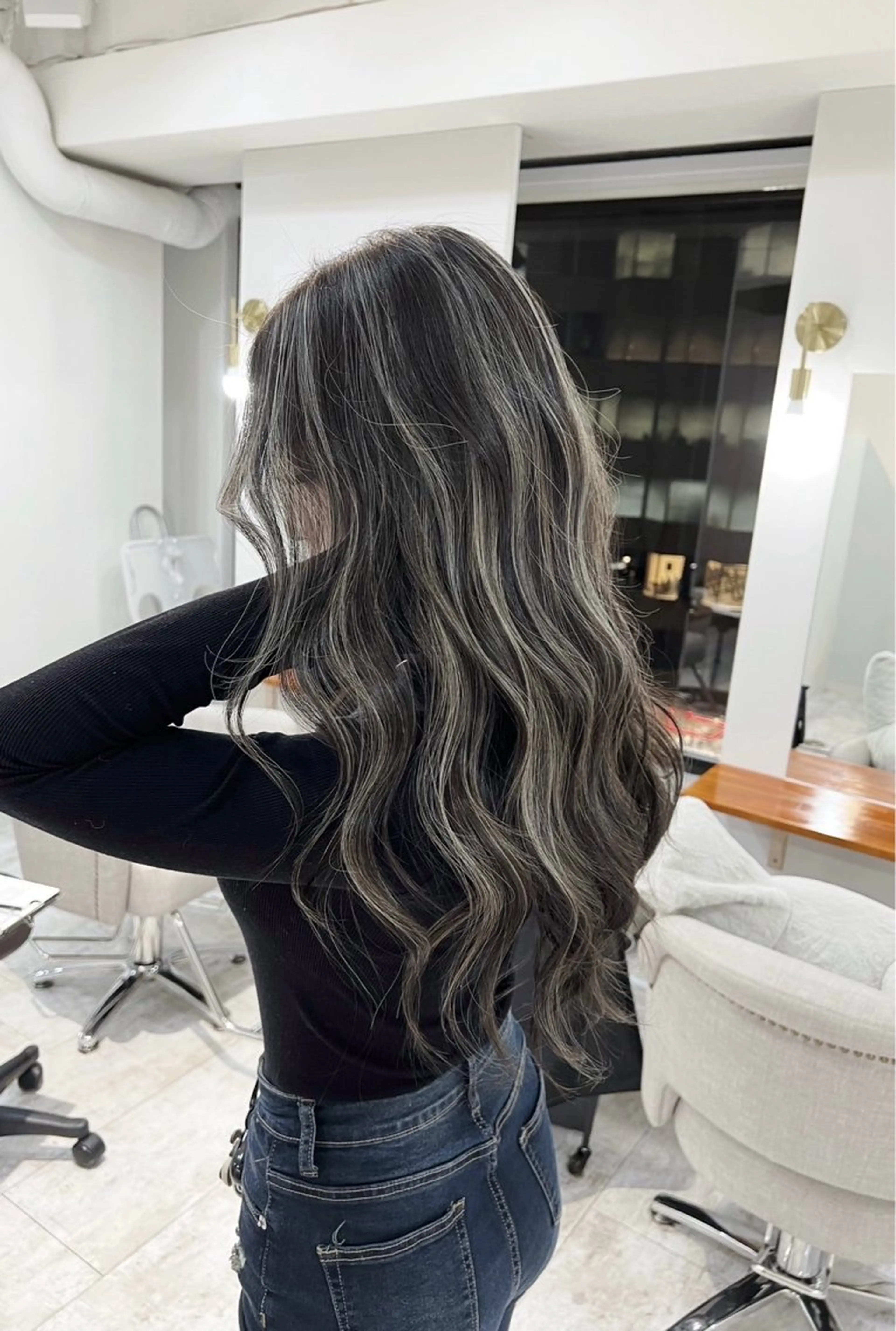 ロング カラー ダークグレー ダークグレージュ グレージュ ハイライトカラー ハイライト ヘアカラー トリートメント 指名数No.1 /NAOYAのヘアスタイル