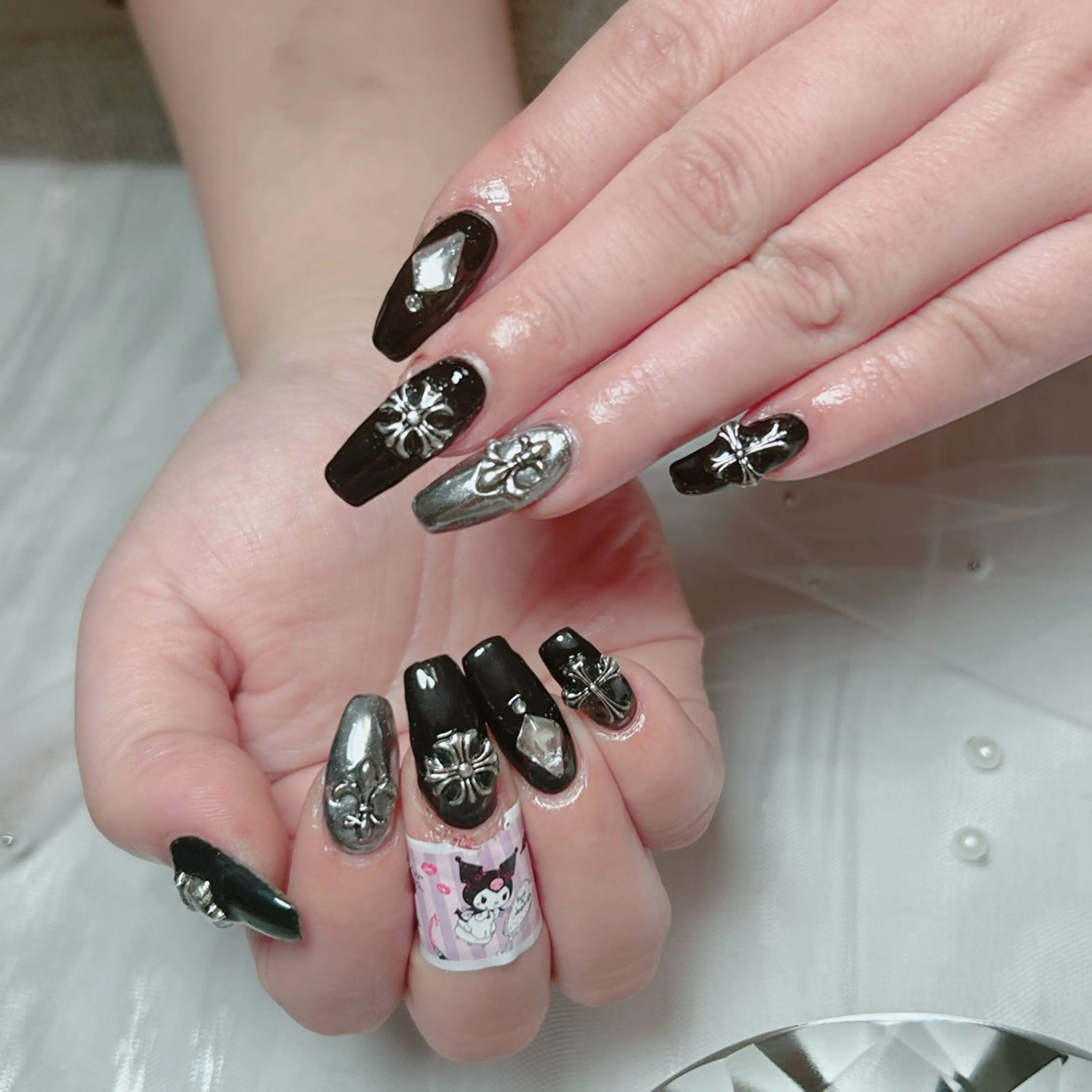 ネイル オーロラネイル フラワーネイル フレンチネイル キラキラネイル ラメ(グリッター) ハンドネイル Cute Tips nailのネイルデザイン