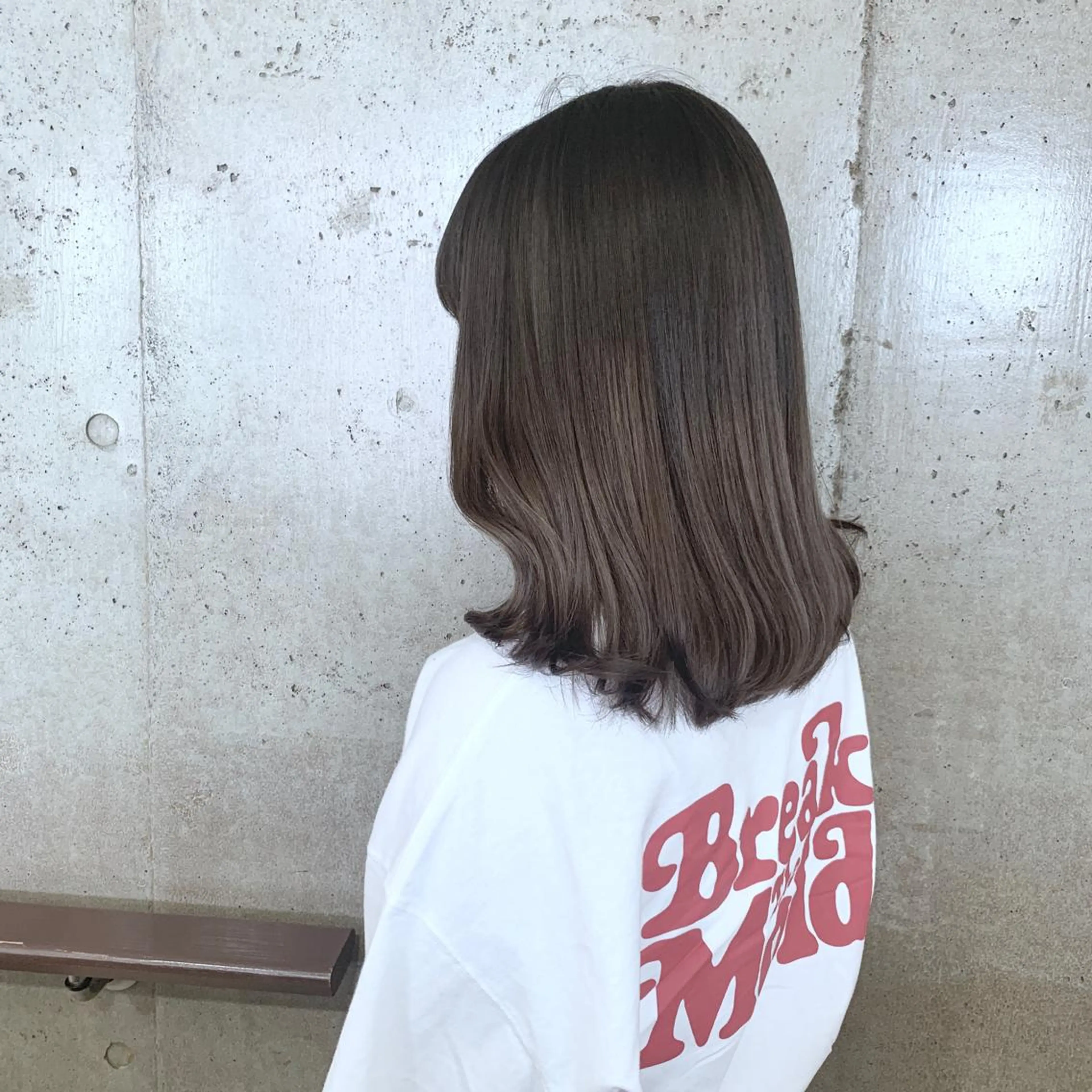 セミロング カラー アッシュ アッシュグレー 二宮 早智子のヘアスタイル