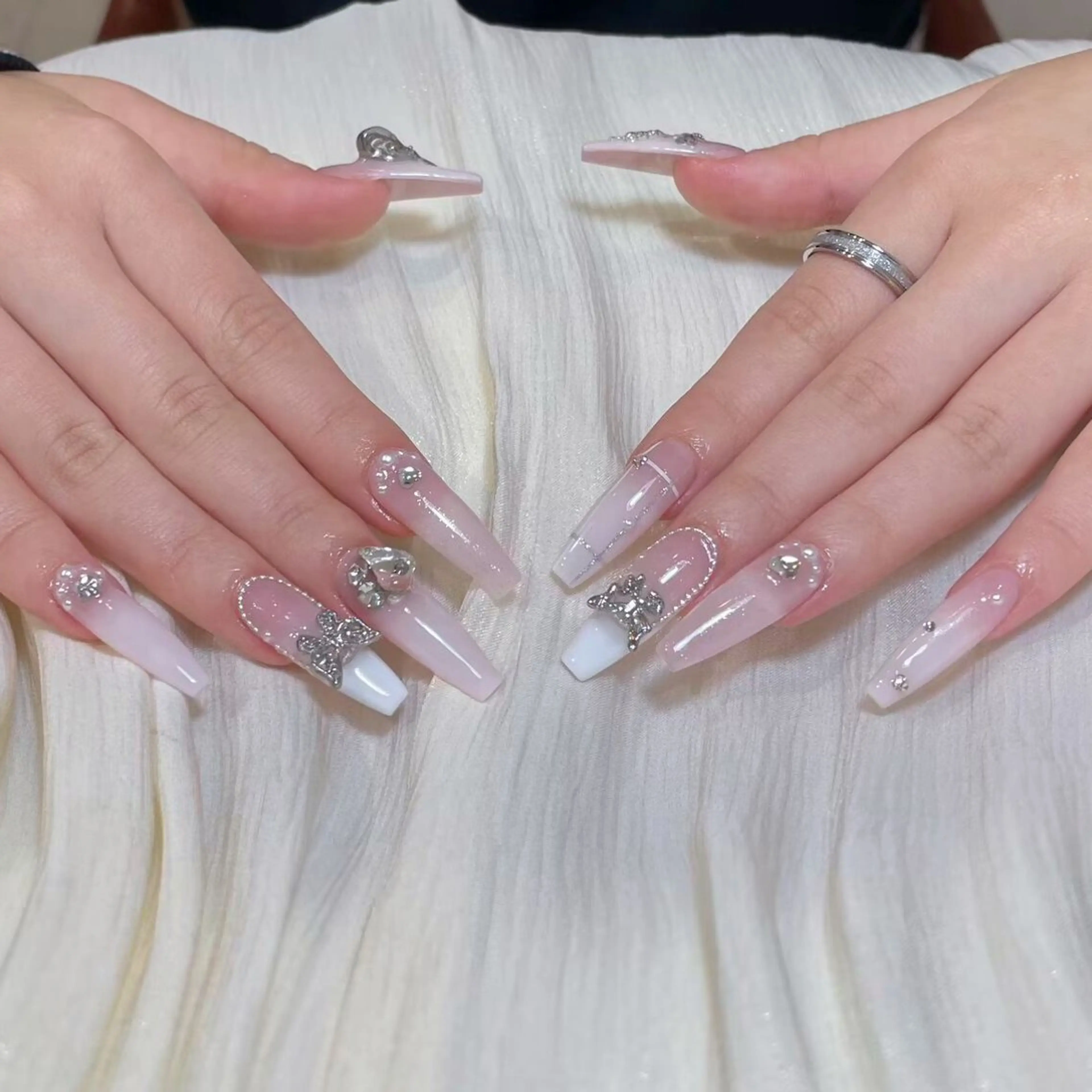 ネイル アートネイル オーロラネイル キラキラネイル 韓国ネイル マグネットネイル ハンドネイル ハンドケア Plenty 💞のネイルデザイン