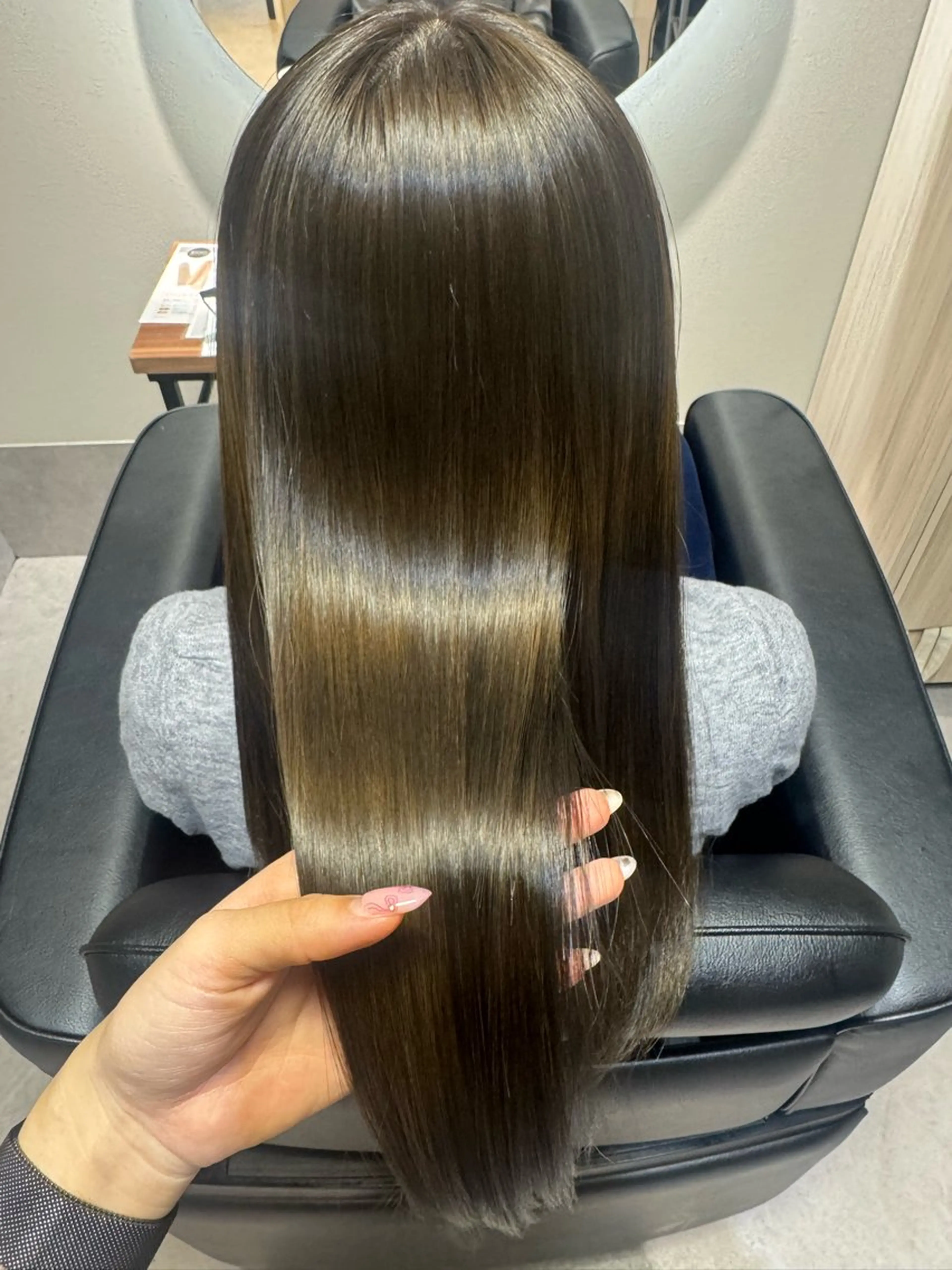 ロング トリートメント 酸熱トリートメント カット ヘアカラー トリートメント NAVY 橋本心 縮毛矯正のヘアスタイル