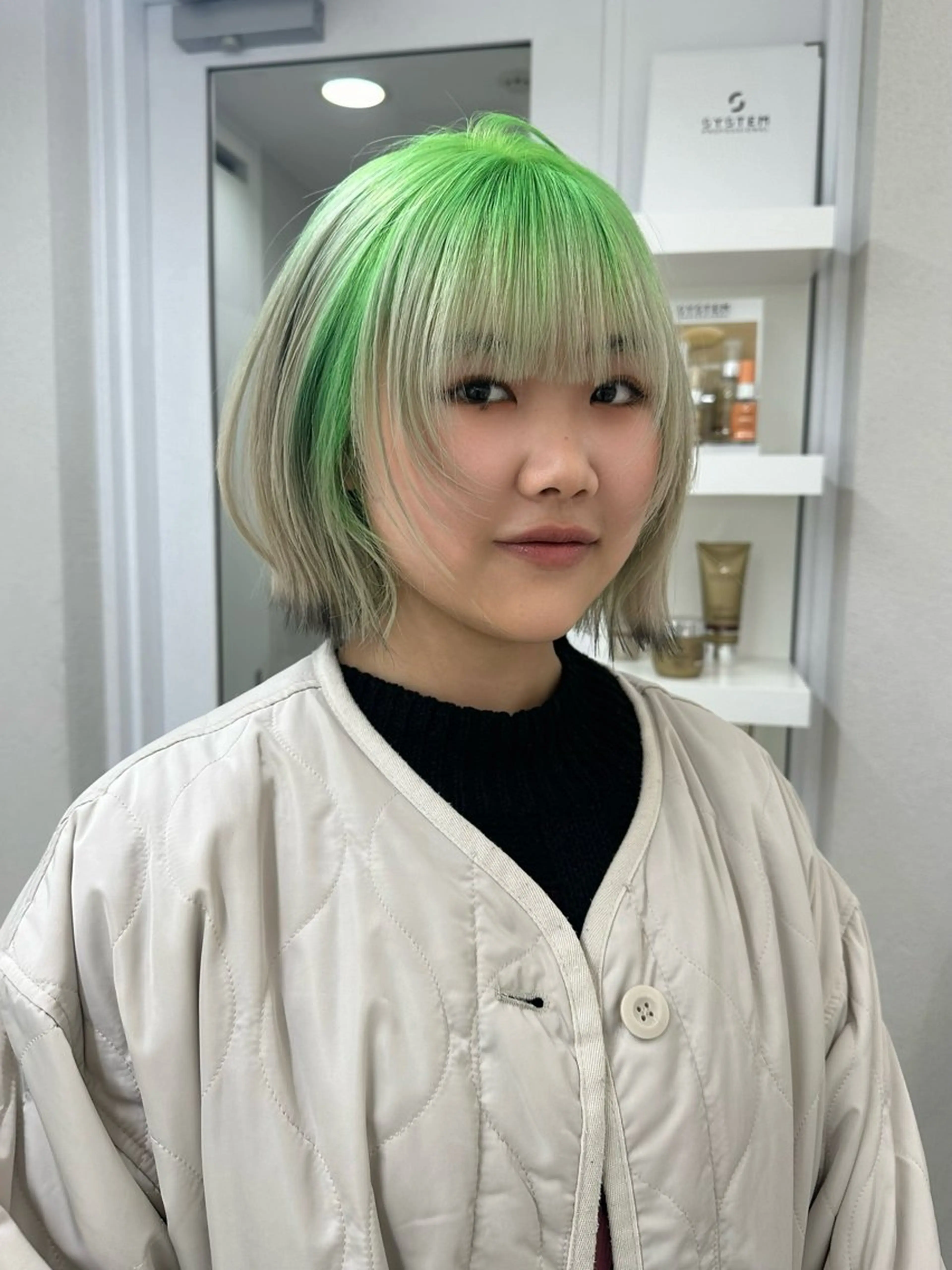 ミディアム 顔まわりレイヤー 顔周りカット レイヤーカット カット ヘアカラー ハイトーンボブ Mizuki.のヘアスタイル