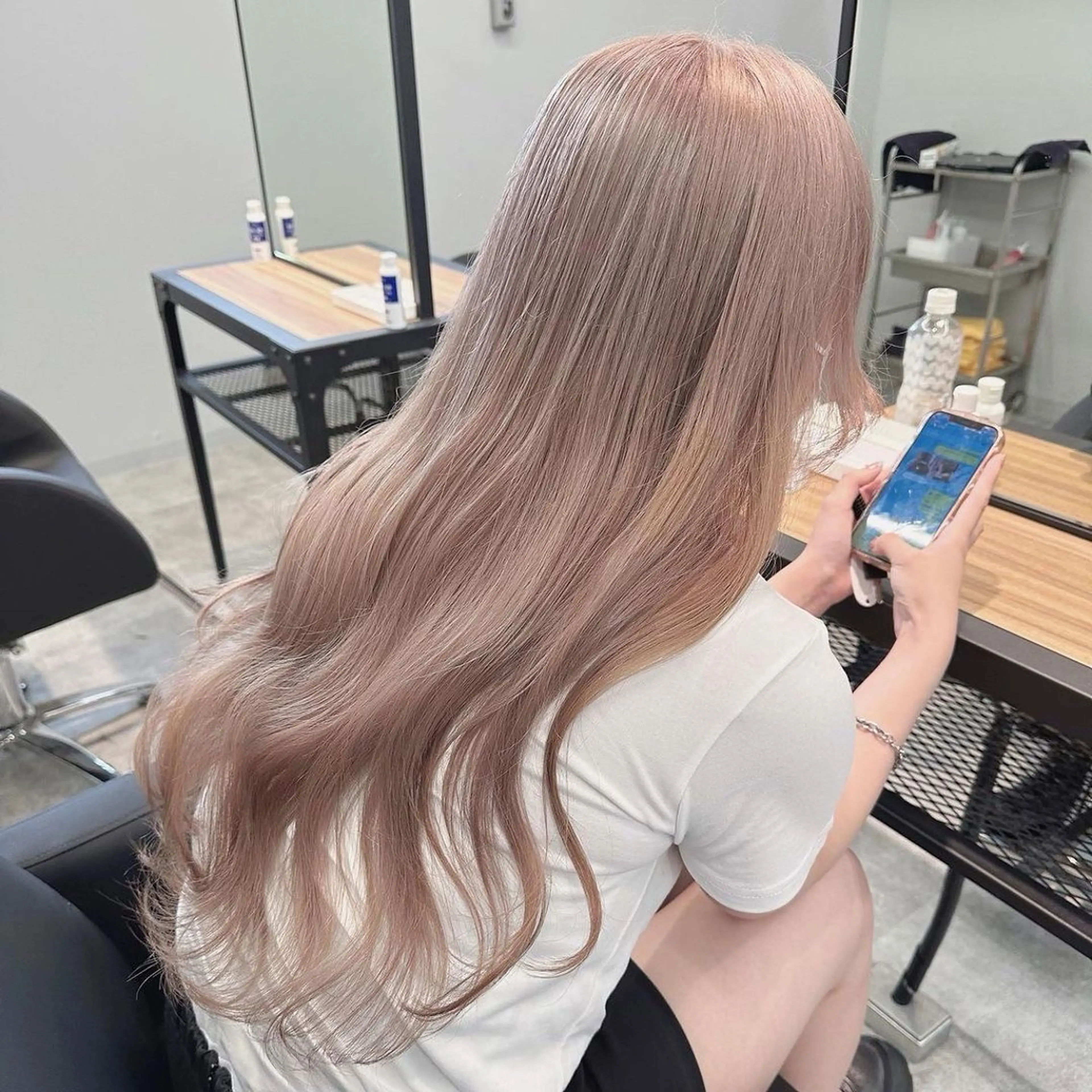 ミディアム カラー ヘアアレンジ 🫧モテる💗ダメー ジレスハイトーン🫧のヘアスタイル