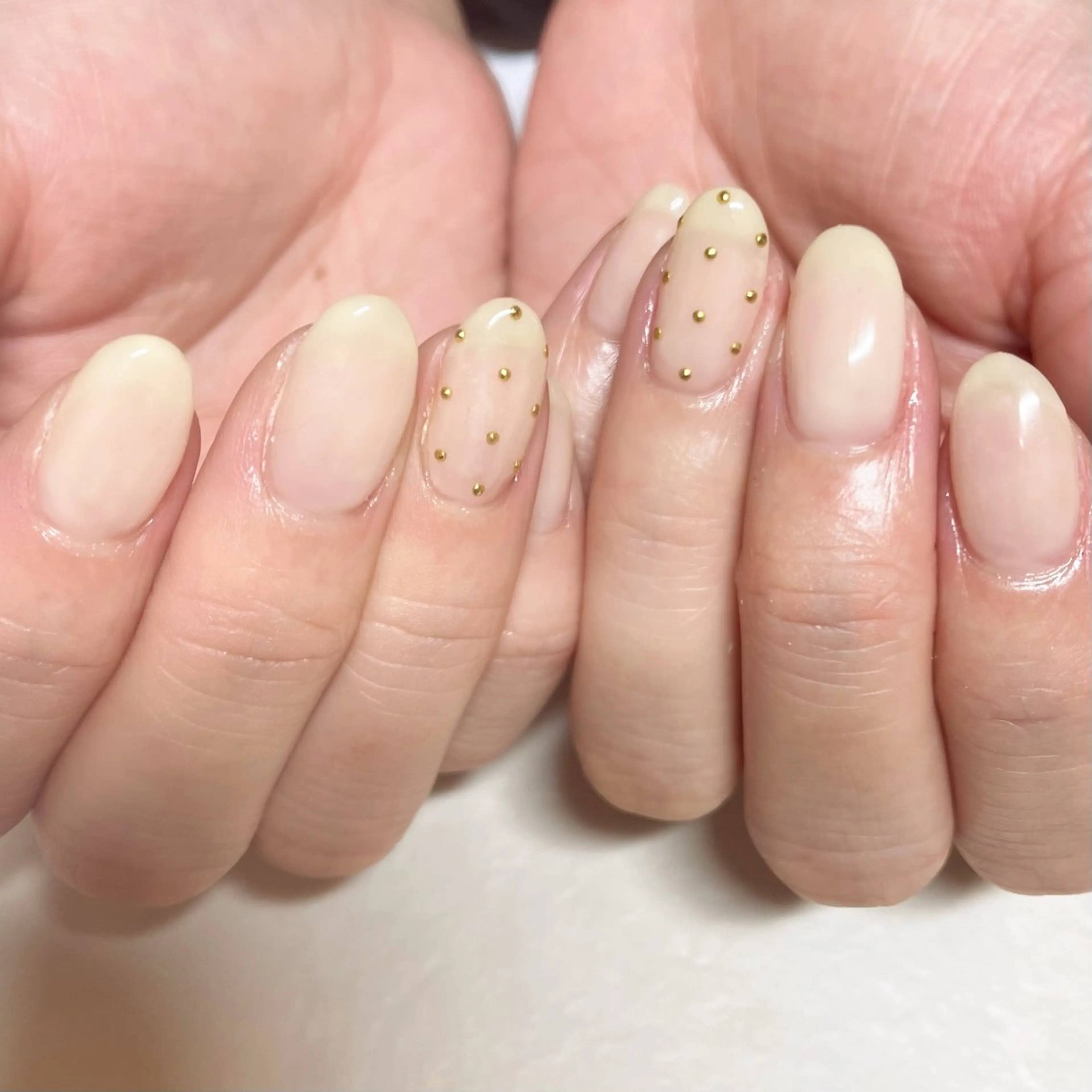 ネイル ドット ワンカラーネイル シンプルネイル ハンドネイル 佐藤 芽衣のネイルデザイン