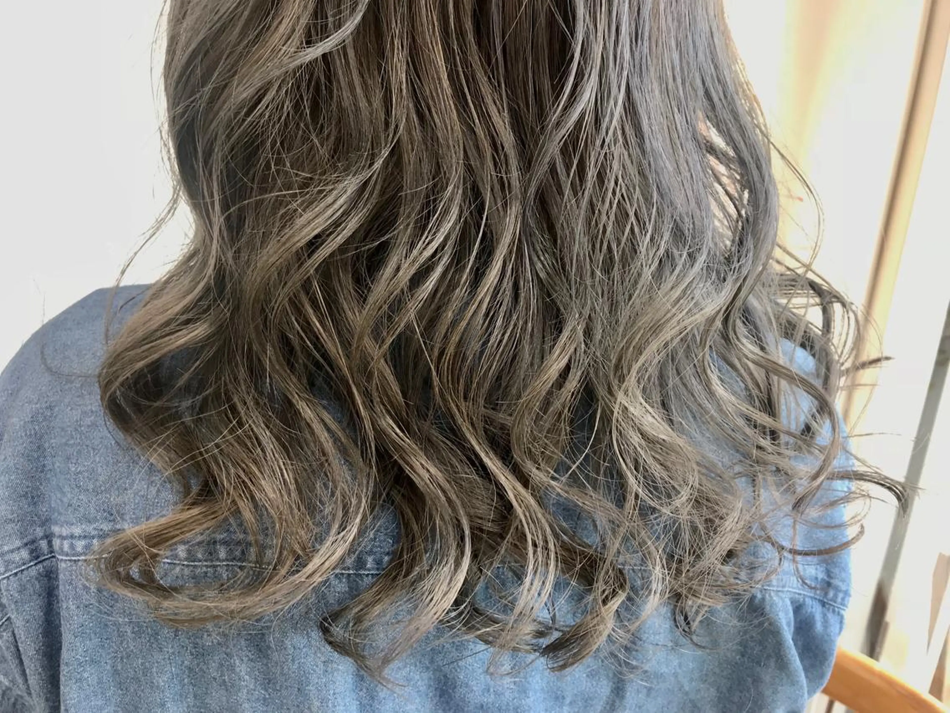 セミロング カラー ダブルカラー グレージュ スズキ シオリのヘアスタイル