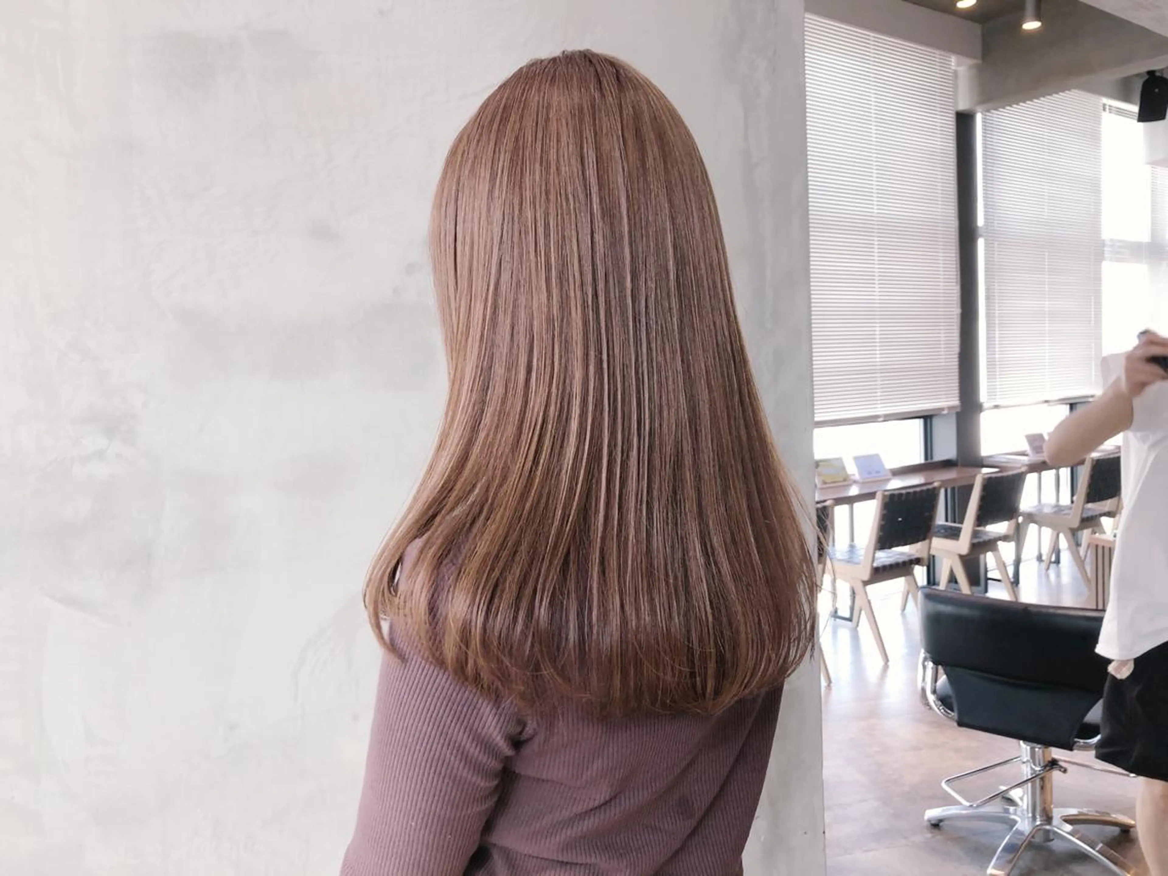 ミディアム カラー ベージュカラー ミルクティーベージュ カット ヘアカラー トリートメント TOMO GEEKS代表のヘアスタイル