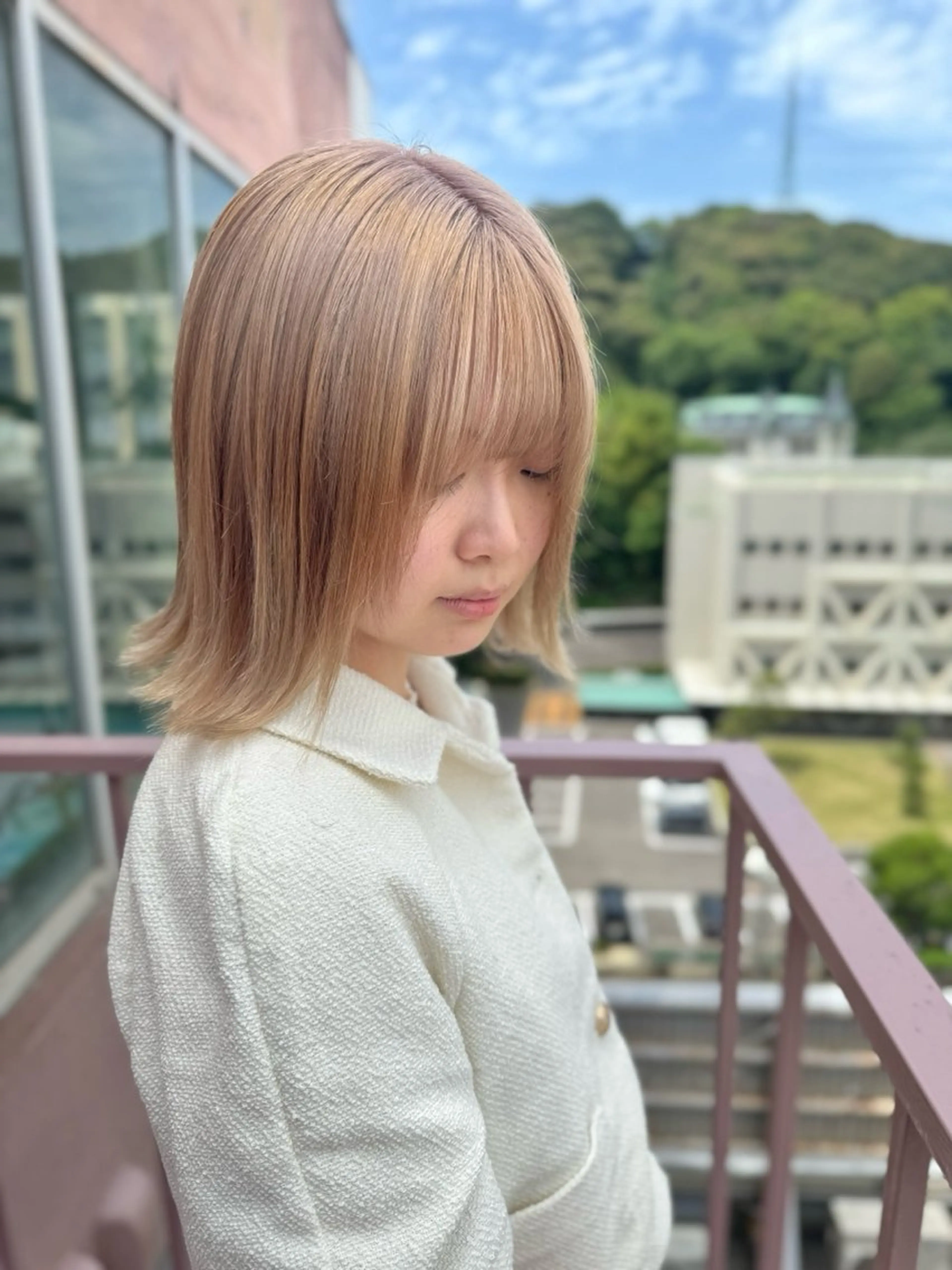 ミディアム カラー ベージュカラー ハイトーンカラー ミルクティーベージュ ヘアカラー Viage （ビアージュ）のヘアスタイル