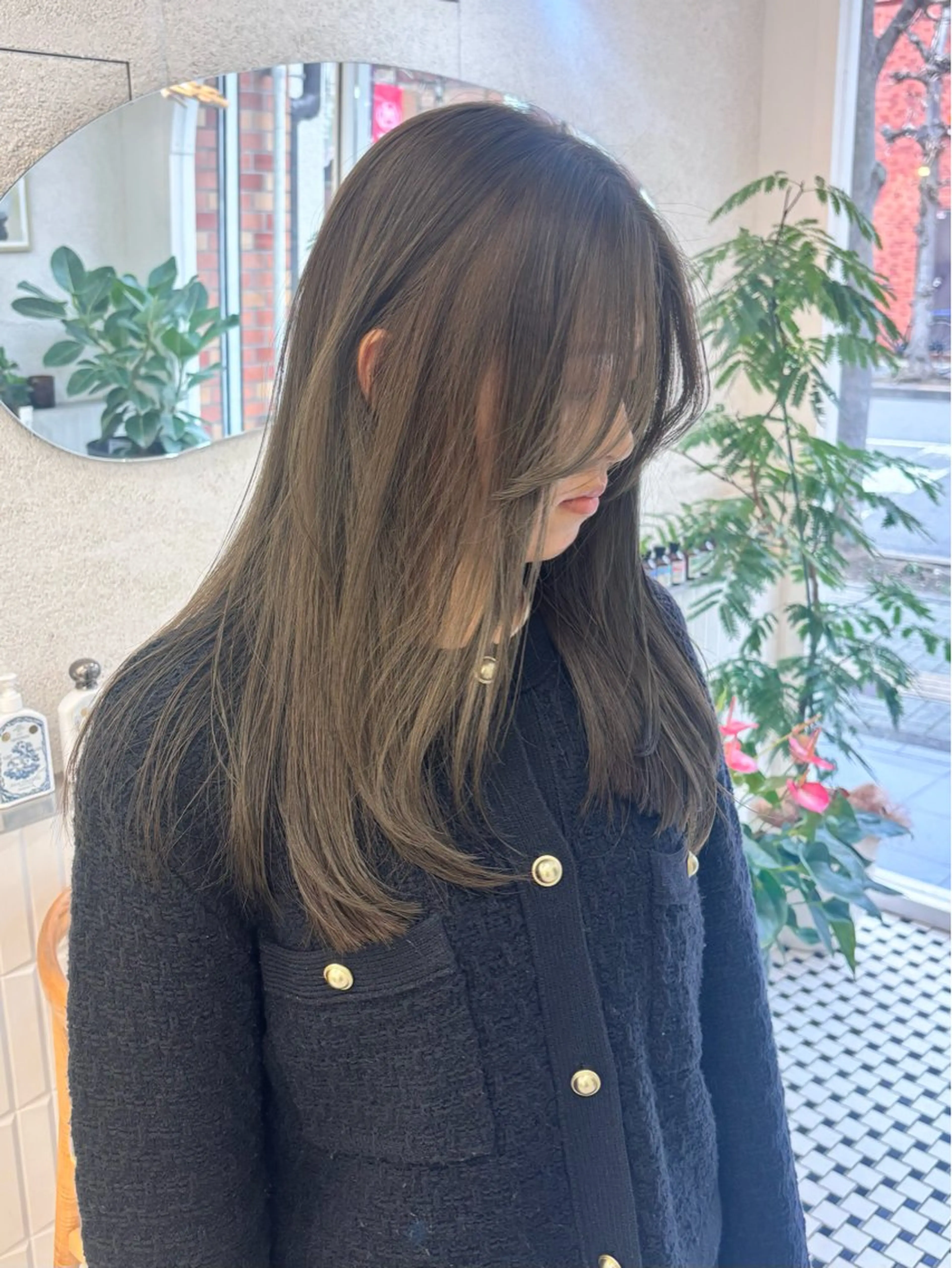 セミロング カラー ヘアカラー 🧸ミルクティー／ 顔周りレイヤー/ミクのヘアスタイル