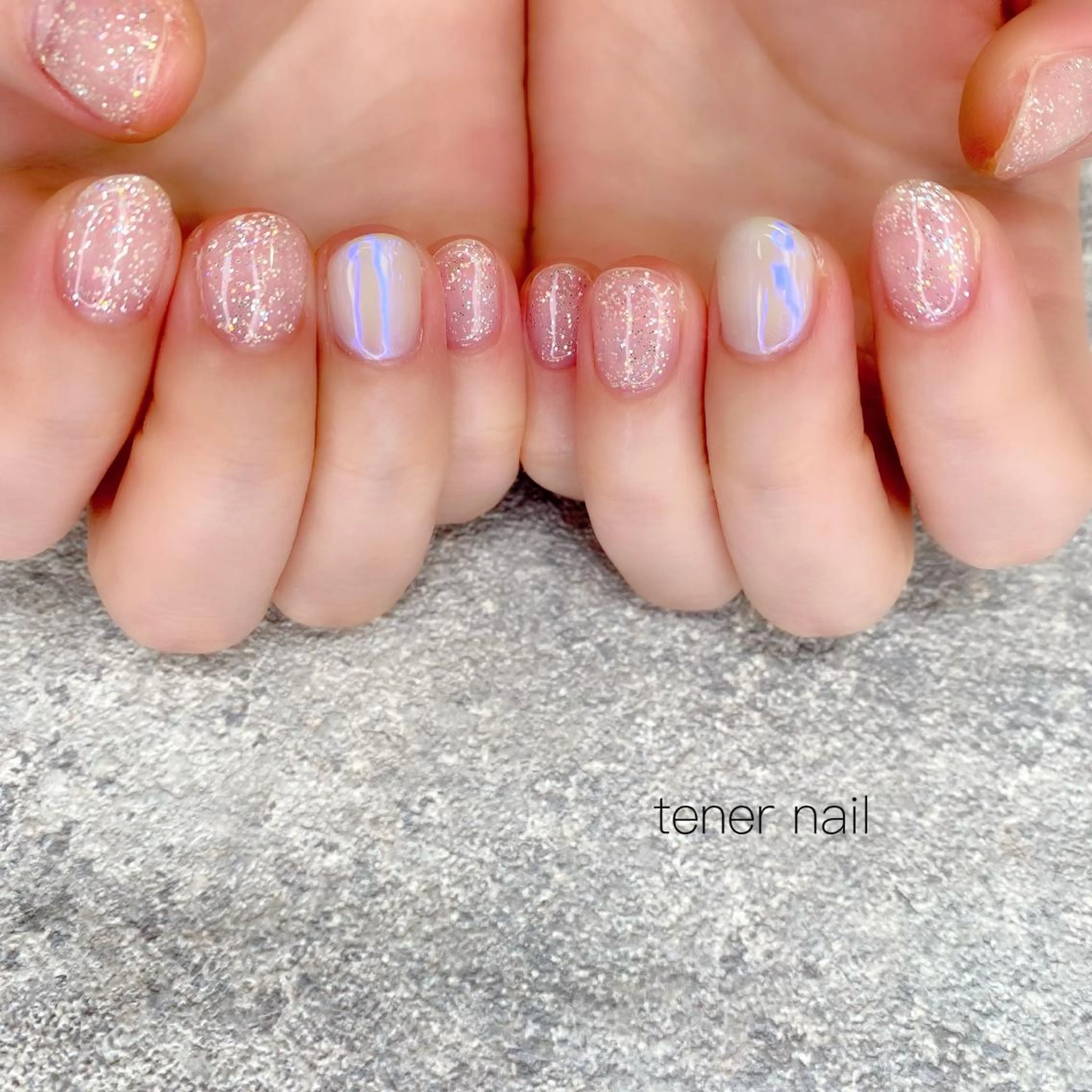 ネイル オーロラネイル キラキラネイル ラメ(グリッター) シルバー ホワイト テネルネイル tener nailのネイルデザイン