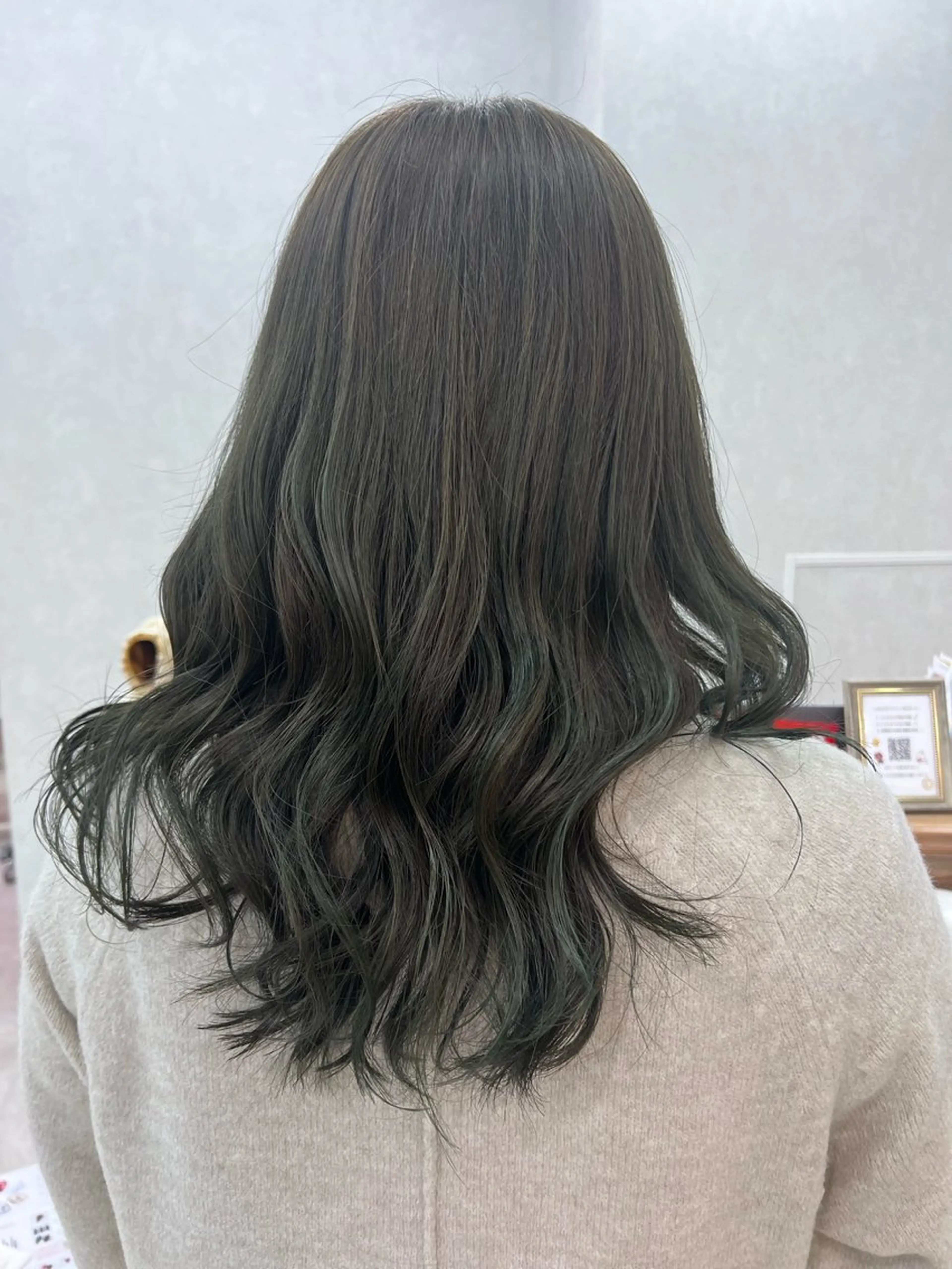 セミロング カラー ブリーチ ブリーチなしカラー オリーブカラー 岡島 実里のヘアスタイル