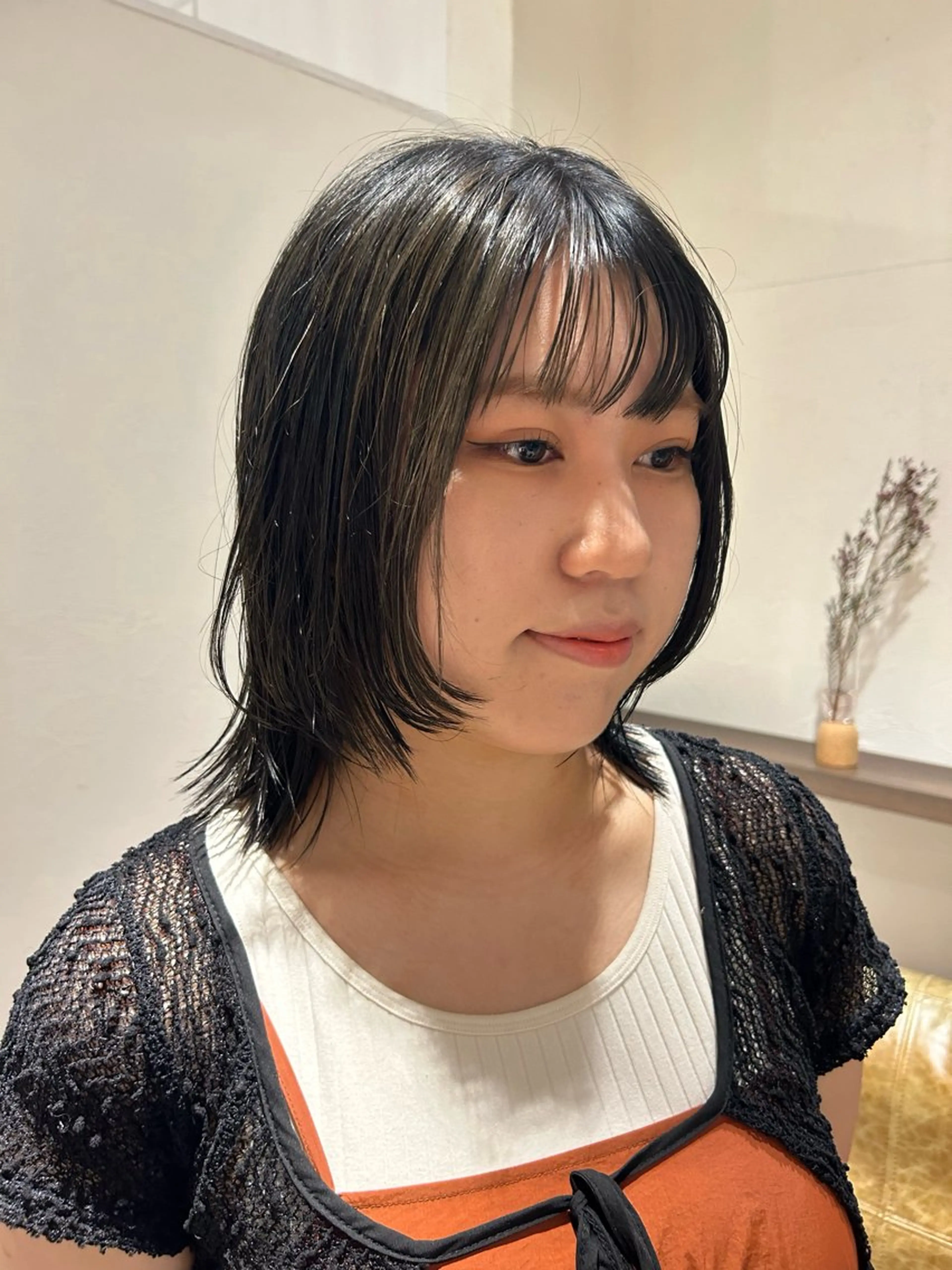 ミディアム カラー 黒髪 ブルーカラー ブルーブラック 顔周りカット レイヤーカット カラーリスト IKUHOのヘアスタイル