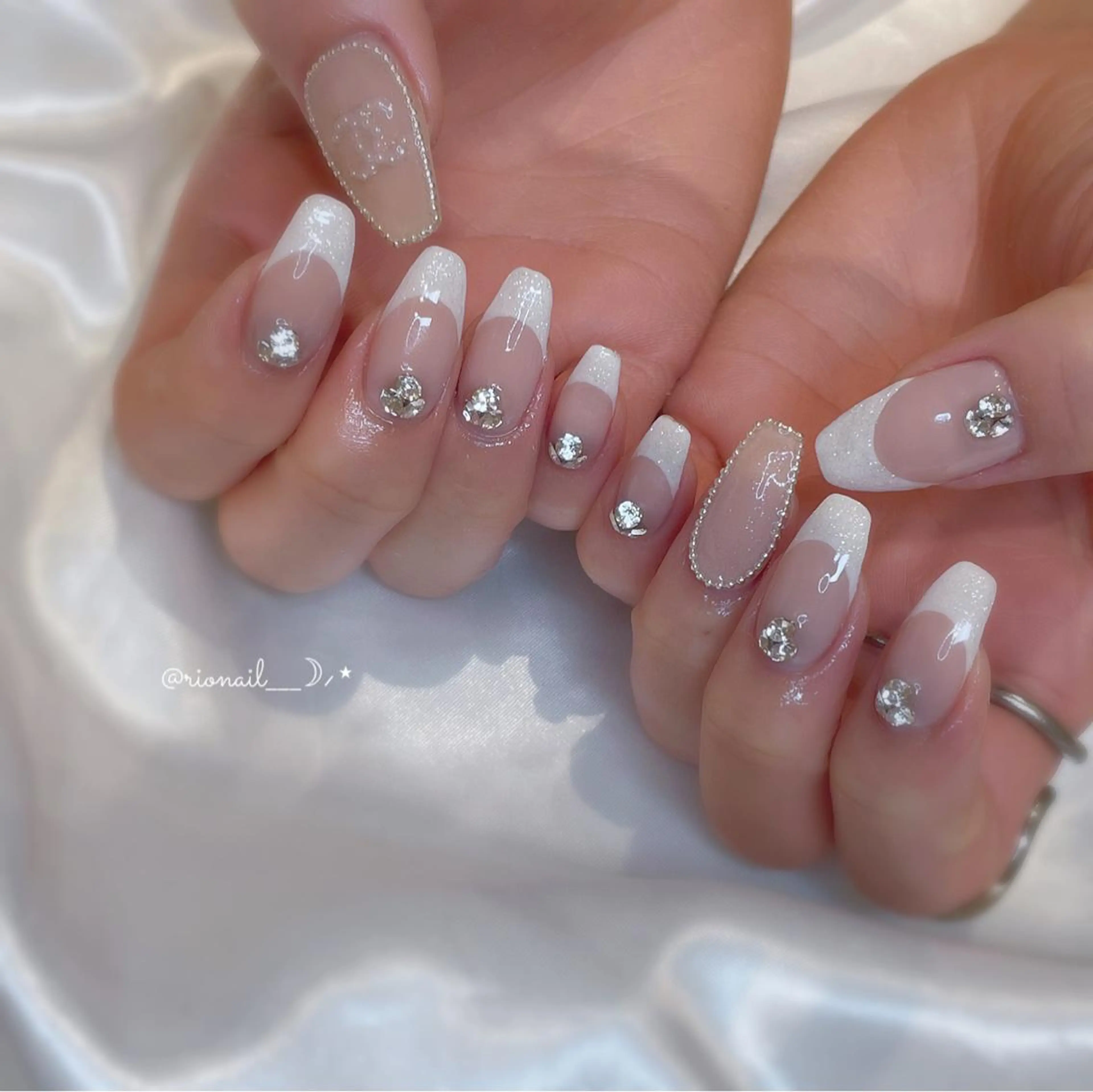 ネイル フレンチネイル ラメ(グリッター) ワンカラーネイル ストーンネイル 𝘙𝘪𝘰𝘯𝘢 ...🕯🤍のネイルデザイン