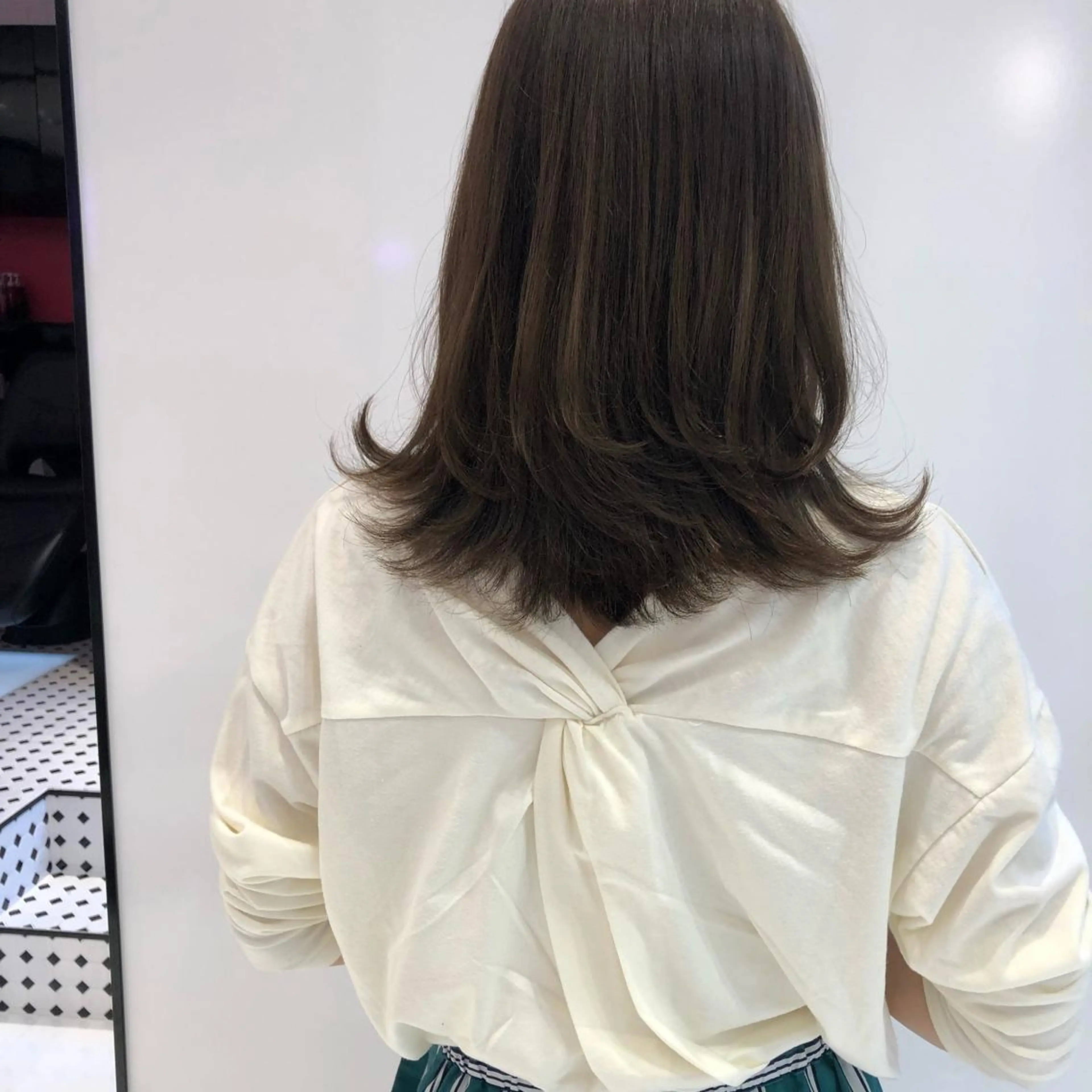 ミディアム カラー アッシュ ベージュカラー イルミナカラー レイヤーカット keen吉祥寺所属・相川 愛実のヘアスタイル