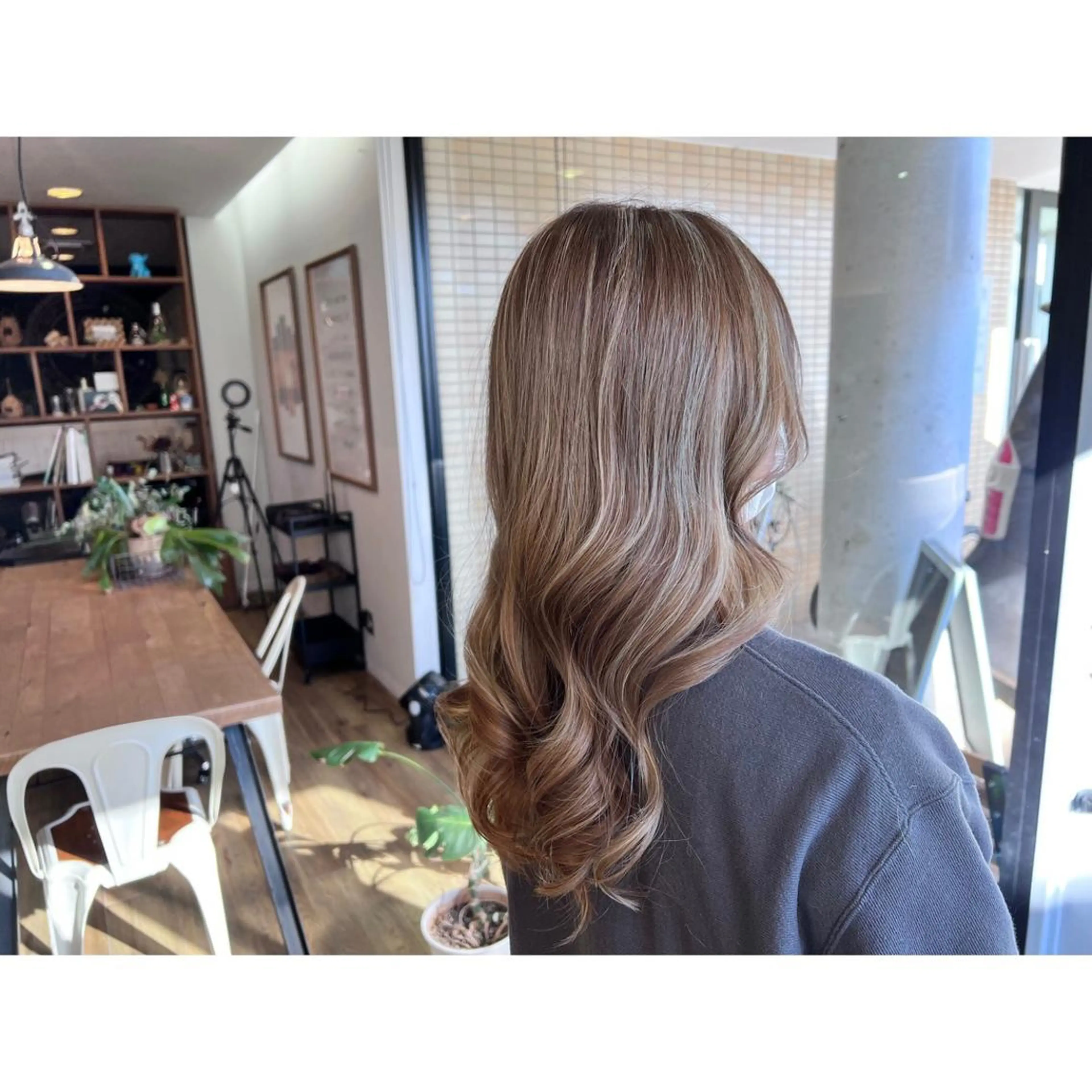 ロング カラー パーマ アッシュ ベージュカラー ヘアカラー トリートメント ツキダテ ユイのヘアスタイル