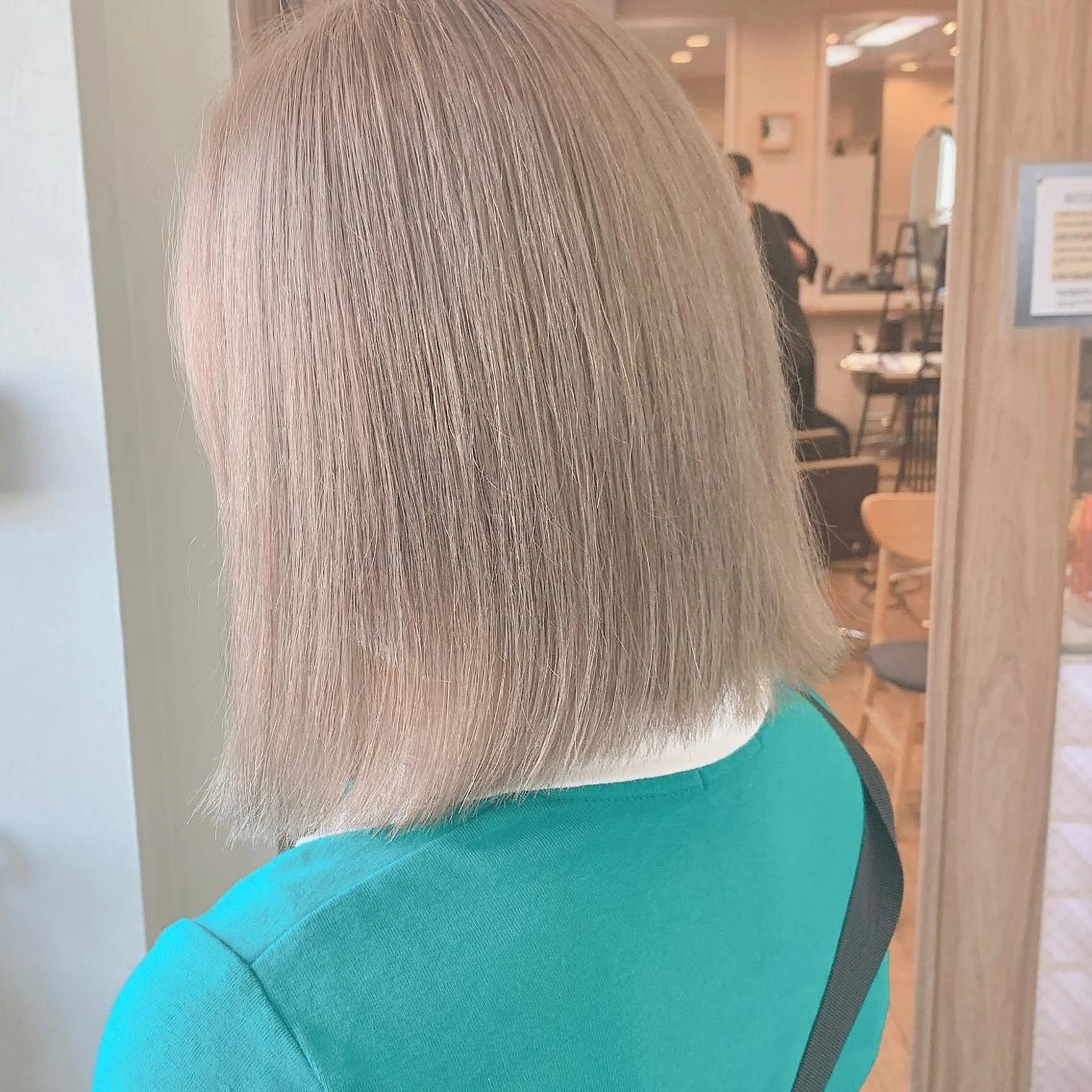 ミディアム カラー ベージュカラー ブリーチ ハイトーンカラー ホワイトベージュ NUMBER_ ユイナのヘアスタイル