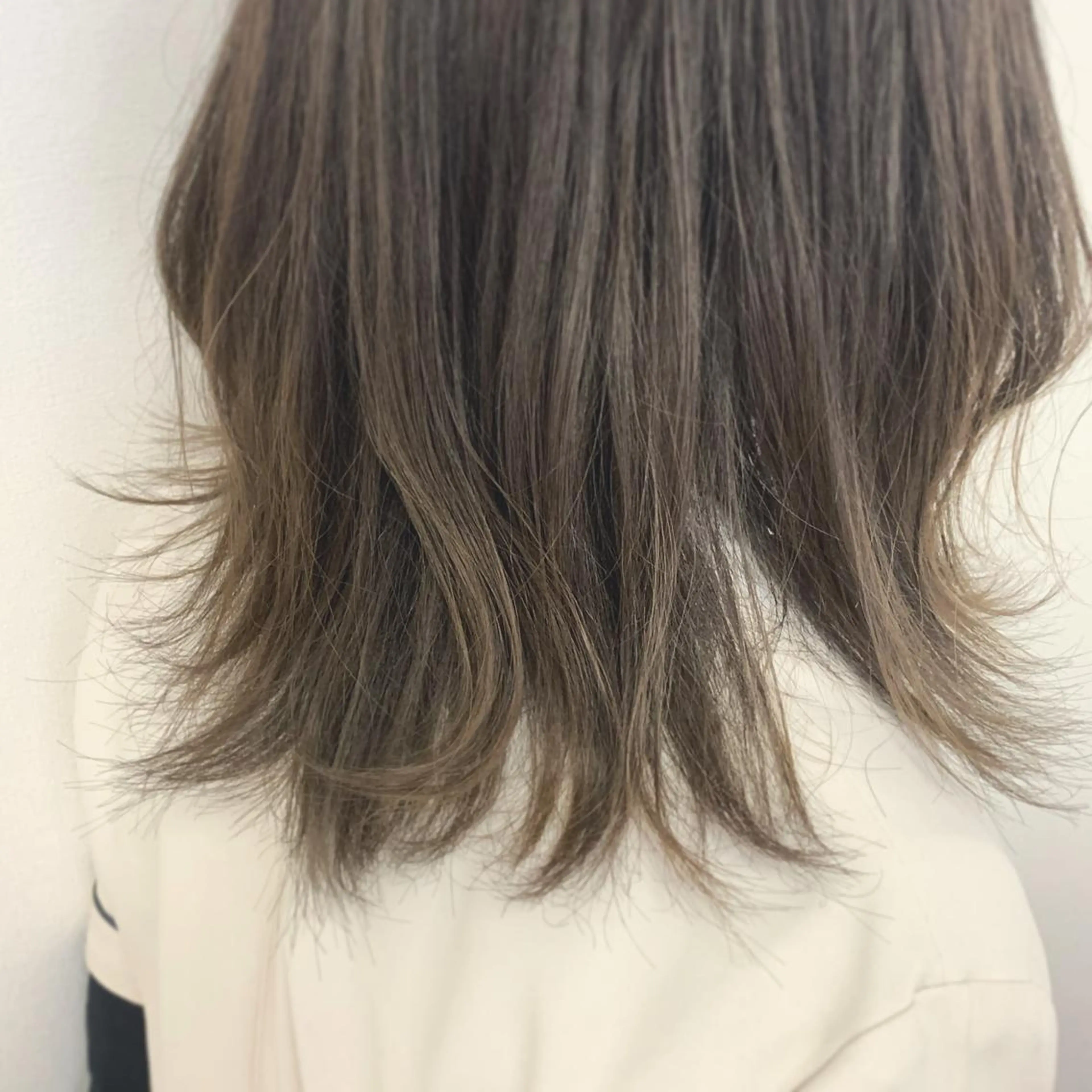 ミディアム くびれヘア ウルフカット 大阪ウルフカット ハッシュカットのヘアスタイル