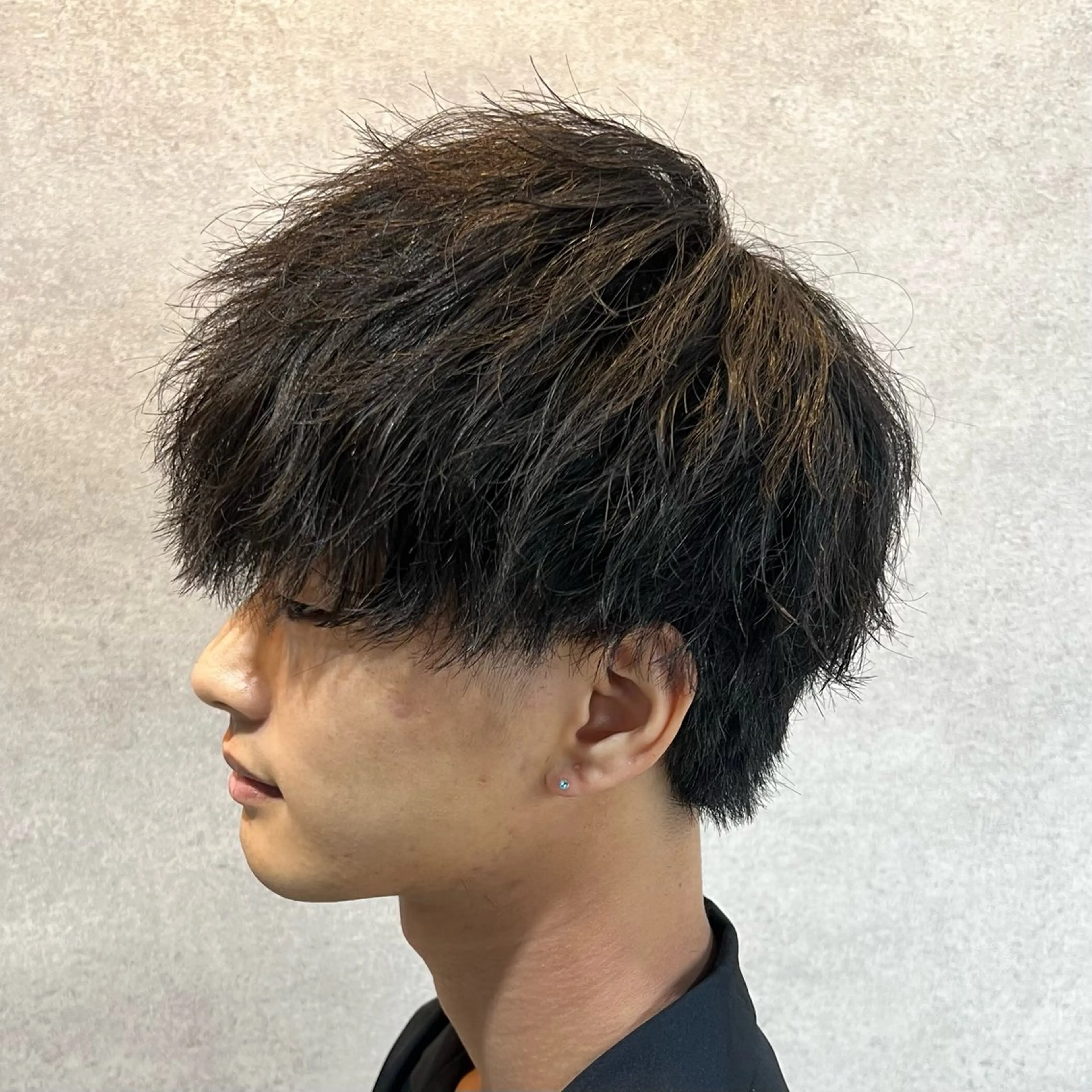 ショート カラー パーマ ヘアアレンジ メンズ センターパート メンズハイライト メンズメッシュ マッシュ メンズパーマ カット パーマ トリートメント ヘッドスパ ヘアセット 仕上がり満足度No. 1🔥BLUCK🔥のヘアスタイル