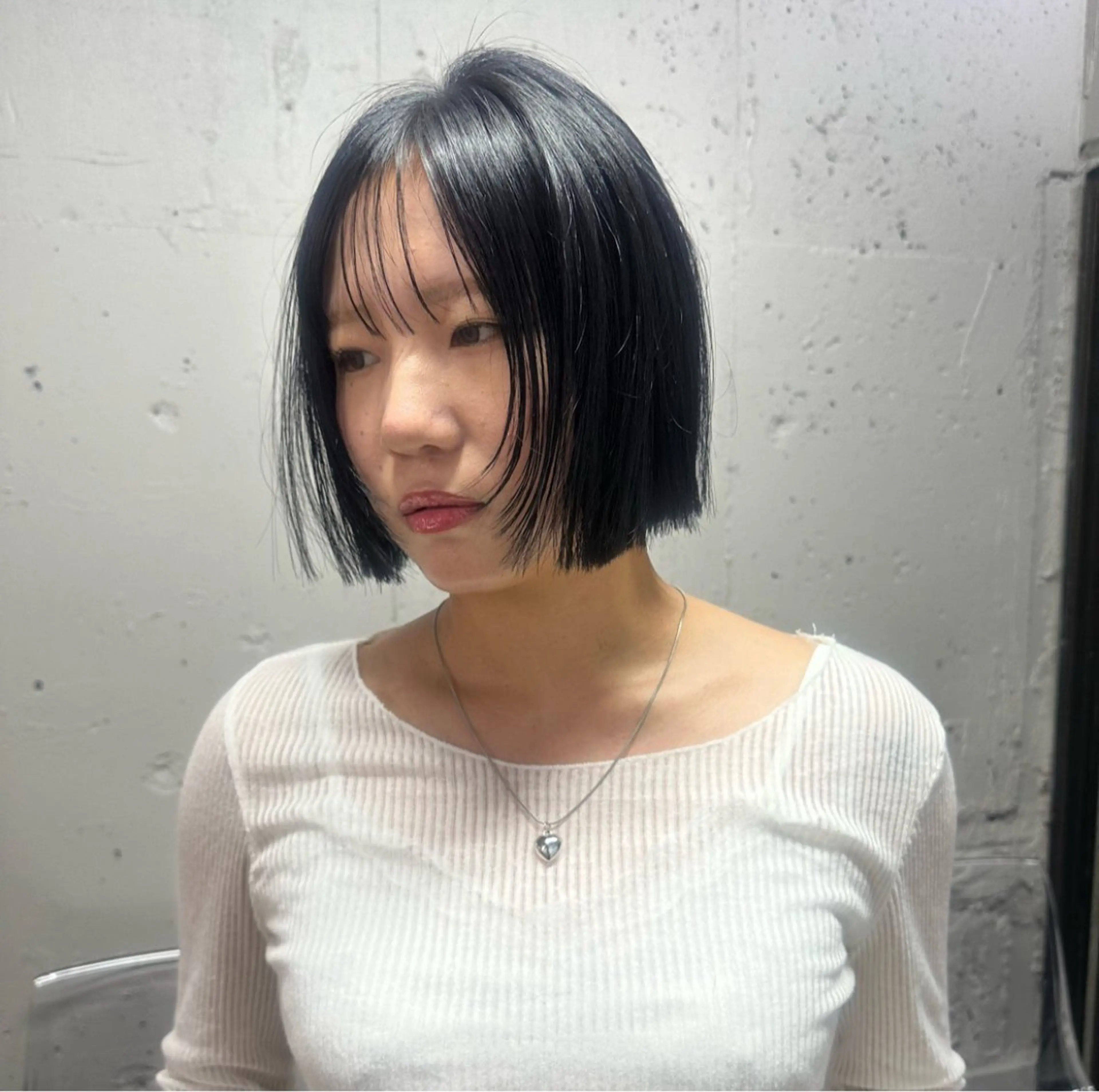 ショート 小顔に見えるボブ 透明感カラー🪽のヘアスタイル