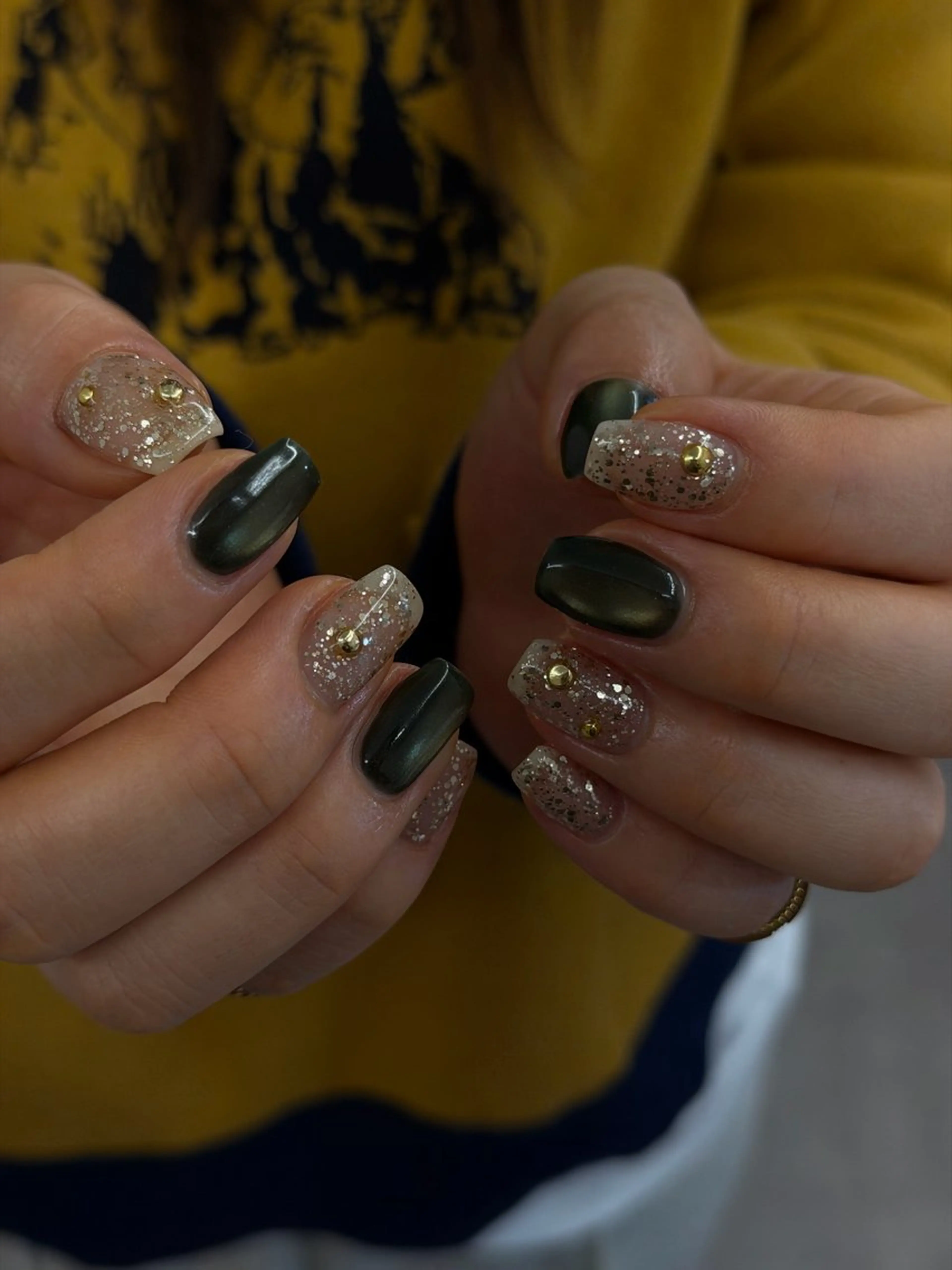 ネイル ジェルネイル ゴールド キラキラネイル マグネットネイル ニュアンスネイル ハンドネイル ハンドケア Bana_ Nailのネイルデザイン