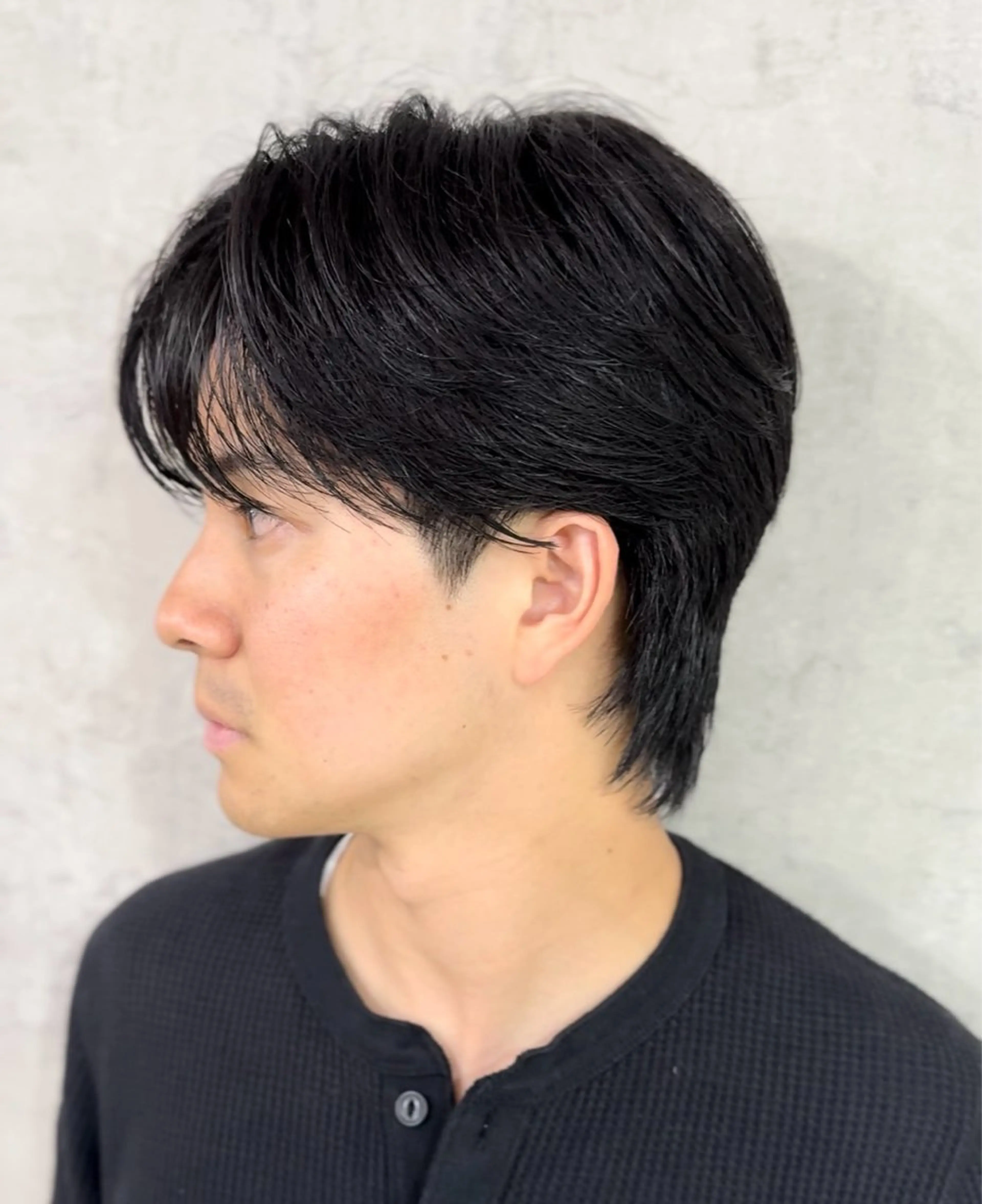 ショート カラー パーマ メンズ センターパート ダウンパーマ カルマパーマ メンズパーマ ニュアンスパーマ カット パーマ トリートメント ヘアセット 森下 佑大のヘアスタイル