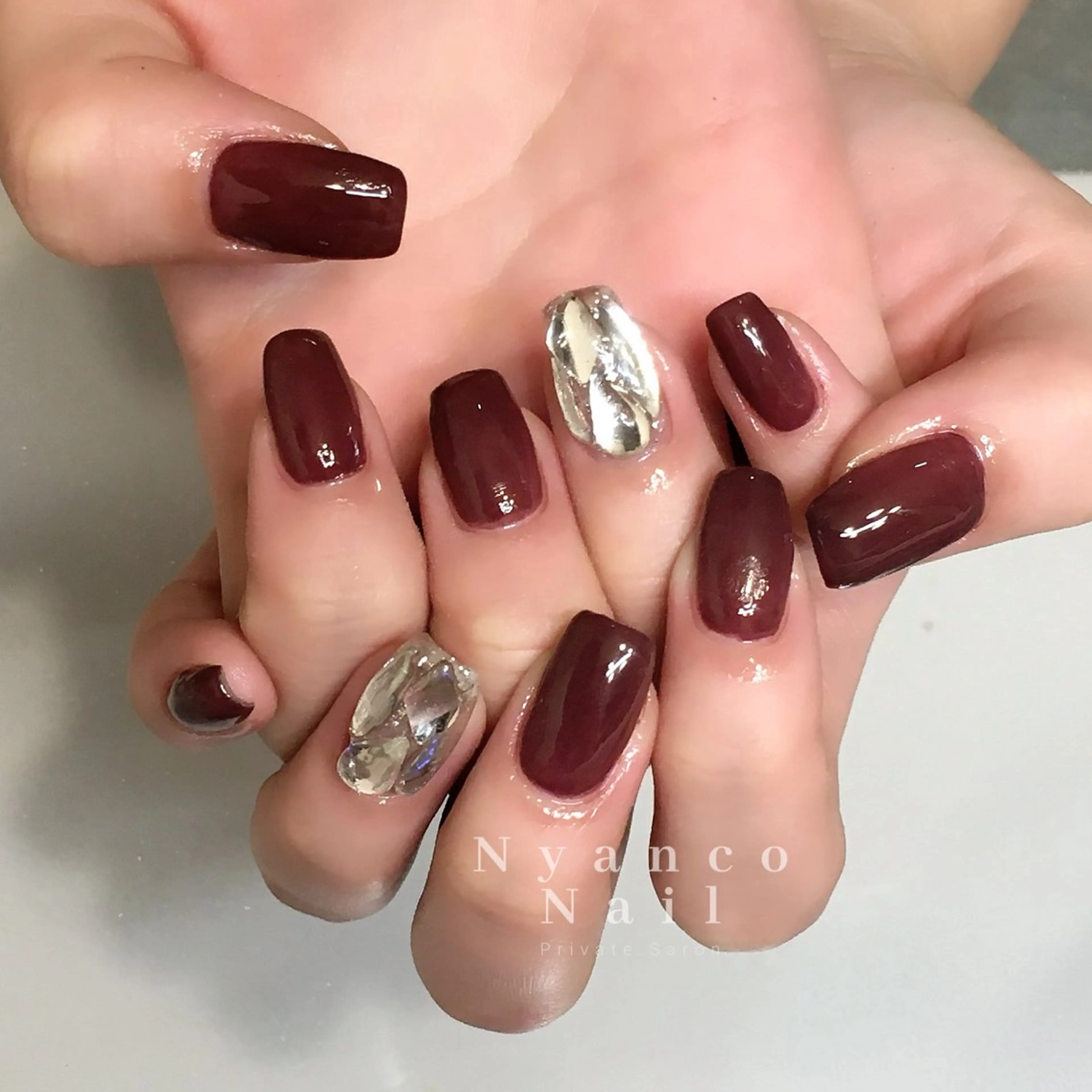 ネイル ボルドー ジェルネイル キラキラネイル ワンホンネイル Nyanco Nailのネイルデザイン