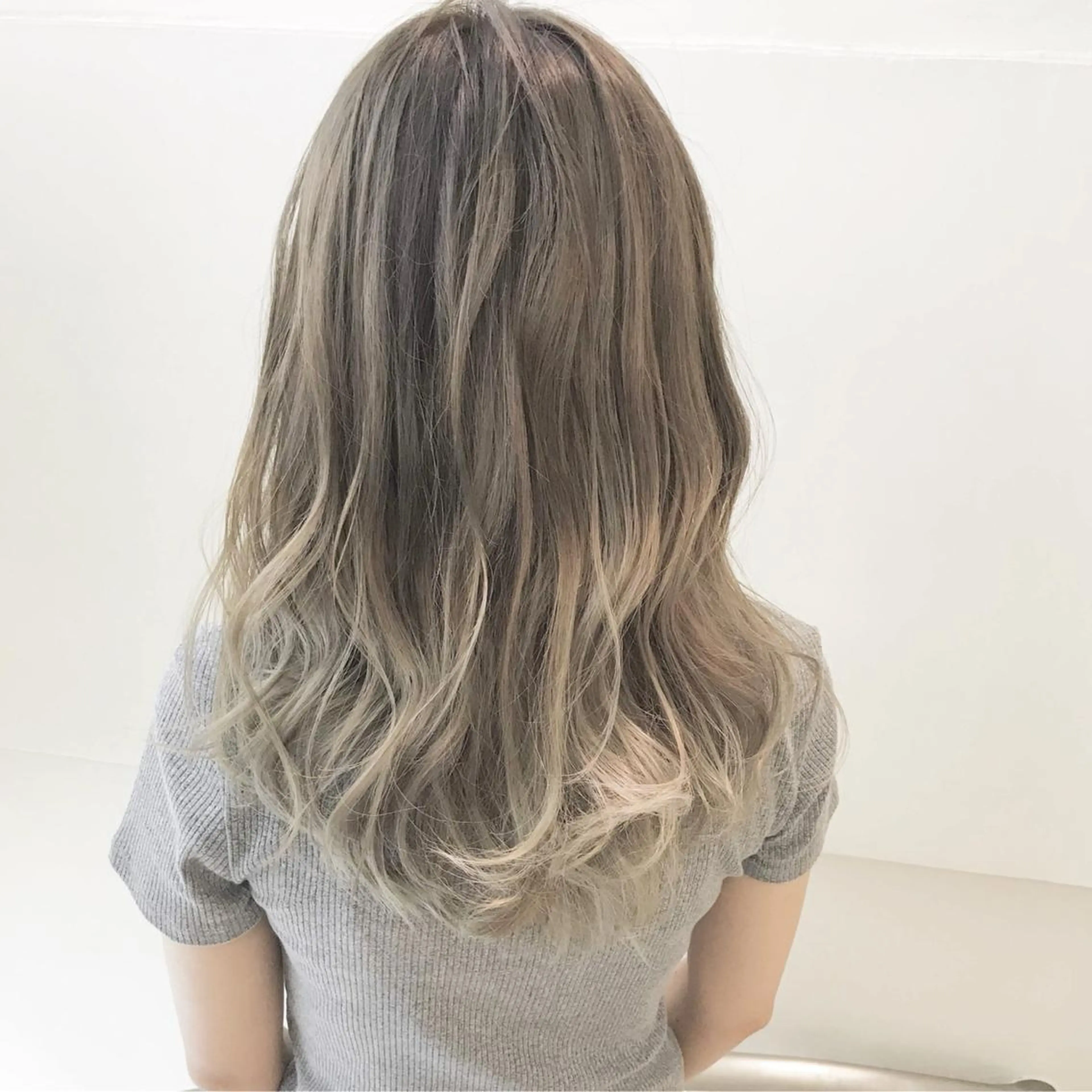 ミディアム カラー ブリーチ グラデーションカラー ヘアカラー トリートメント ウルフカット レイヤーカット上柿のヘアスタイル