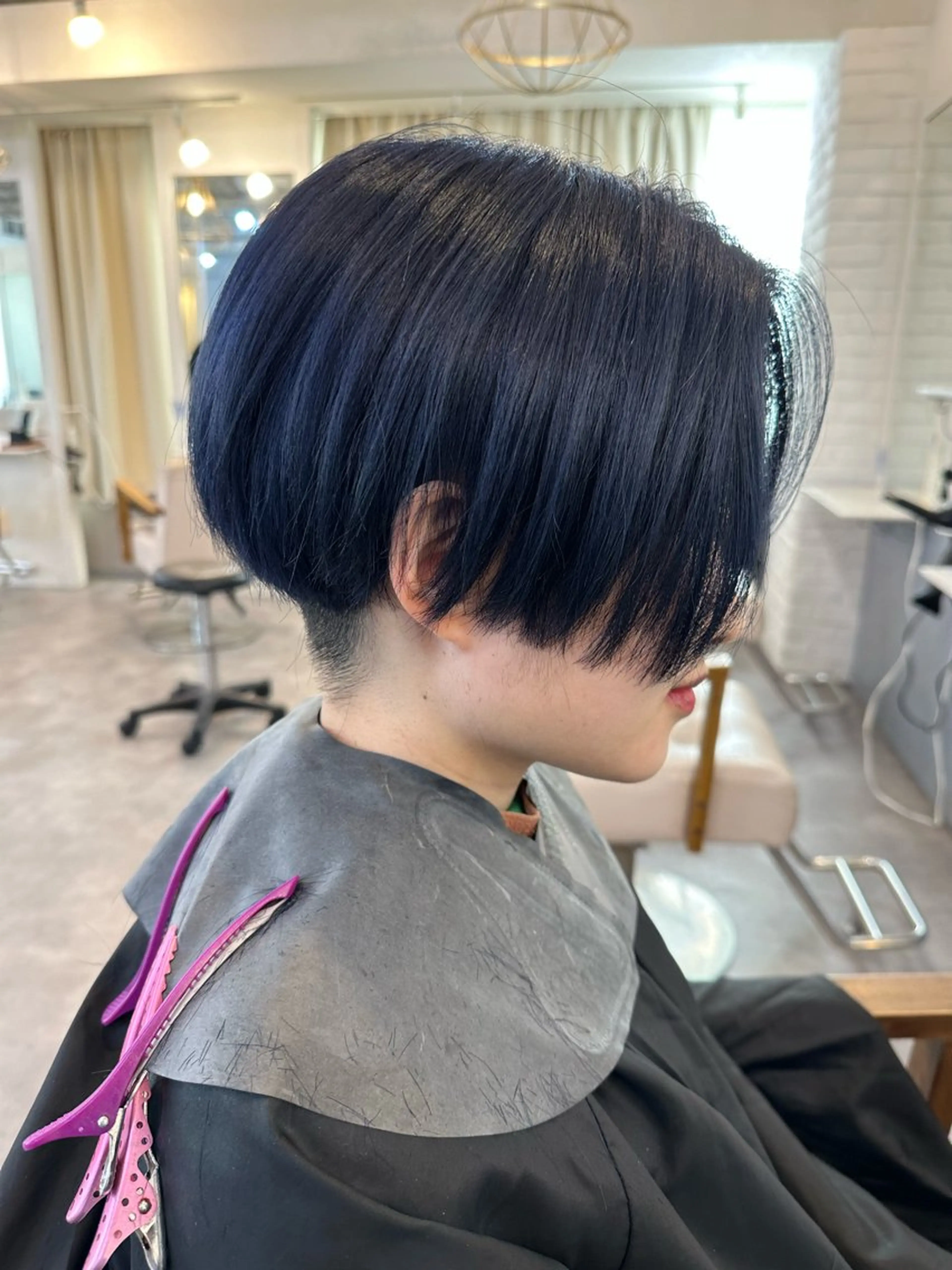 ショート カラー ベージュカラー ブリーチ ネイビーカラー カット ヘアカラー トリートメント 🩵透明感/高発色 /難波/北原佑記🌸のヘアスタイル