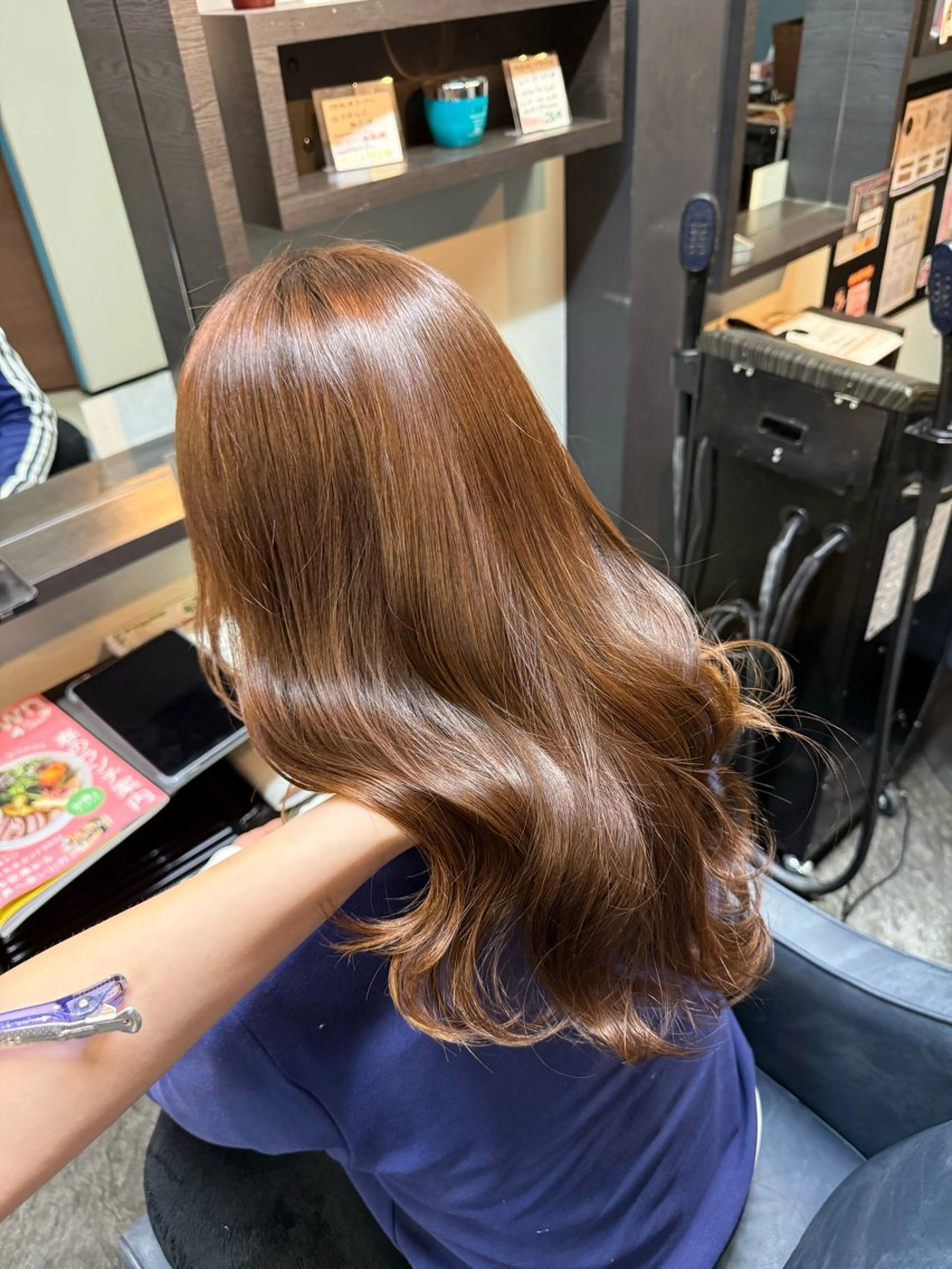 セミロング ヘアカラー 奴賀 詩のヘアスタイル