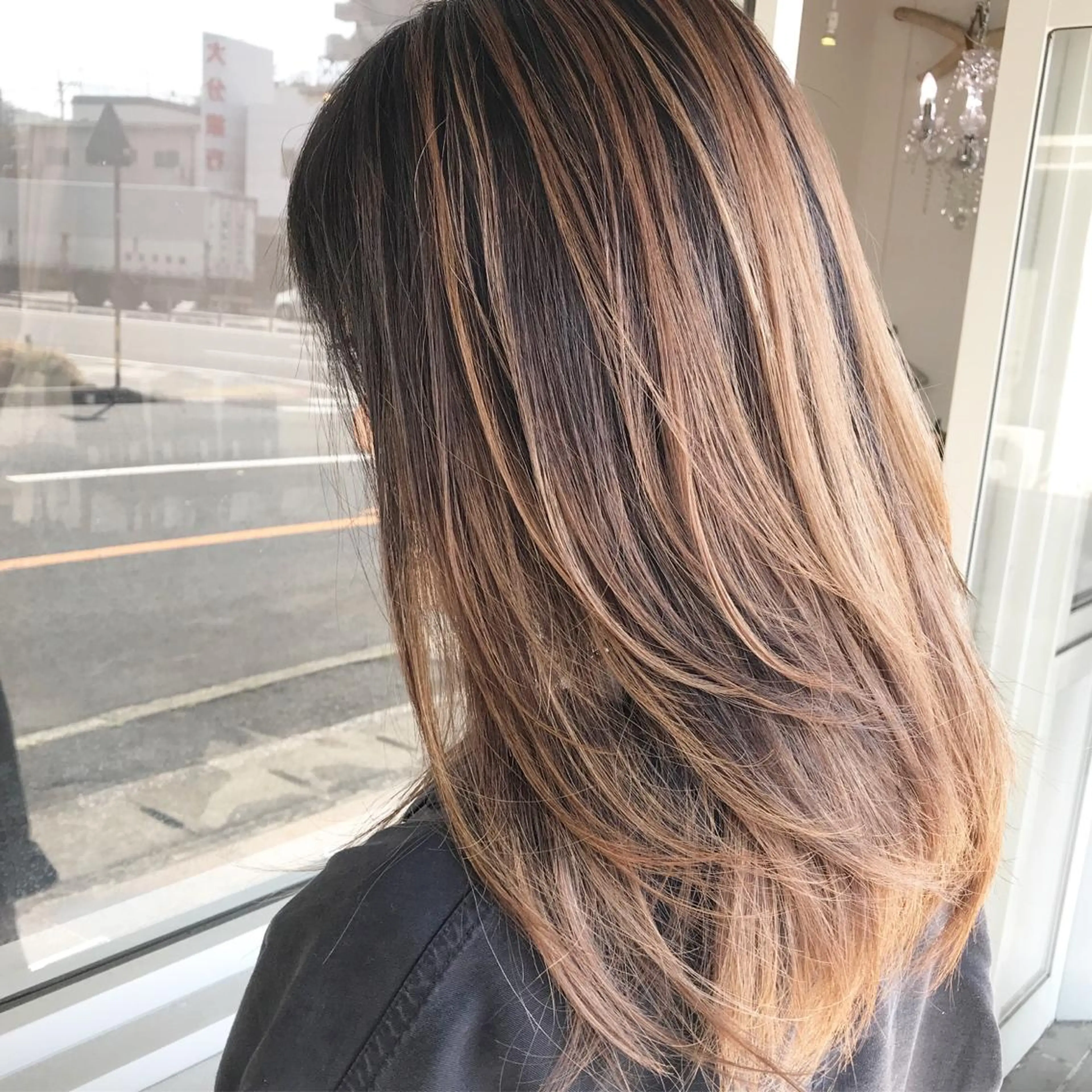 セミロング カラー ヘアアレンジ バレイヤージュ ブリーチ グラデーションカラー ハイライトカラー ハイトーンカラー Mariana/ 鶴原-ハイライトのヘアスタイル