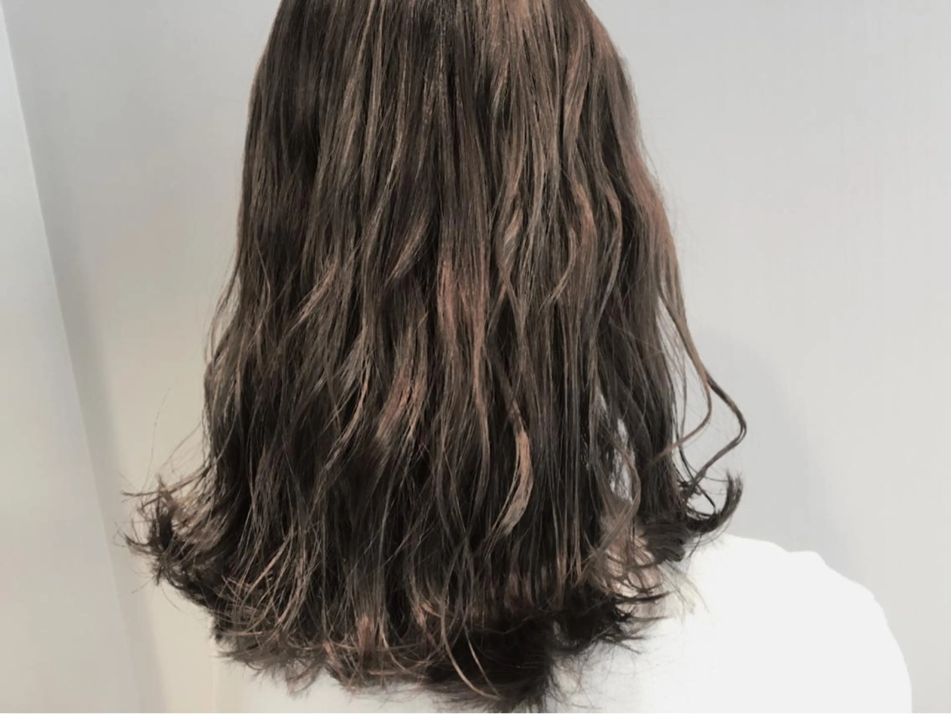 ミディアム カラー パーマ ヘアアレンジ アッシュ ハイライトカラー ピンクカラー ピンクアッシュ ハイライト 【mokuオーナー】 ちはるのヘアスタイル