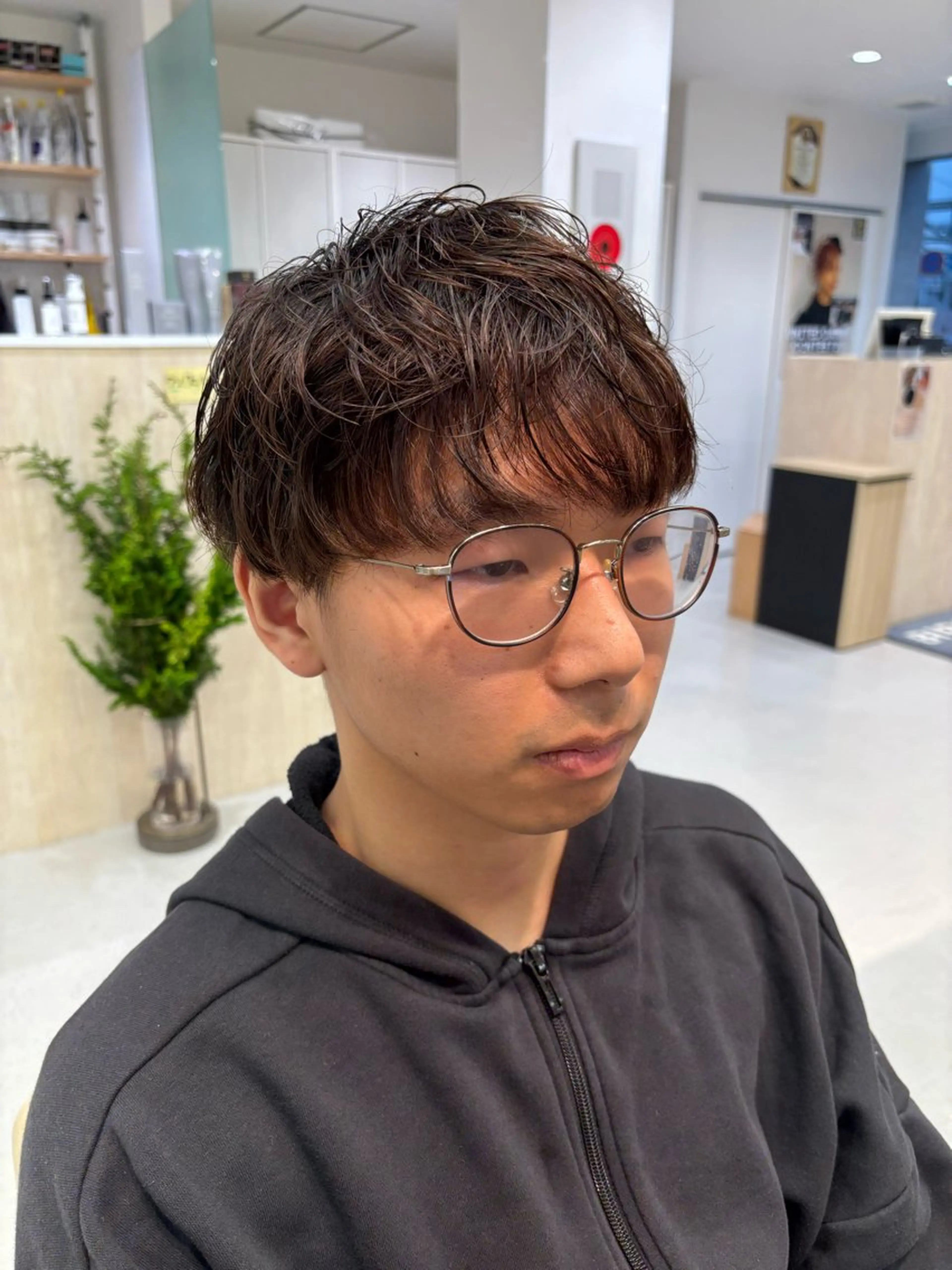 パーマ メンズ ビジネス メンズパーマ スペインカール 波巻きパーマ ニュアンスパーマ カット パーマ ニュアンスパーマ/ フェザー/マッシュのヘアスタイル