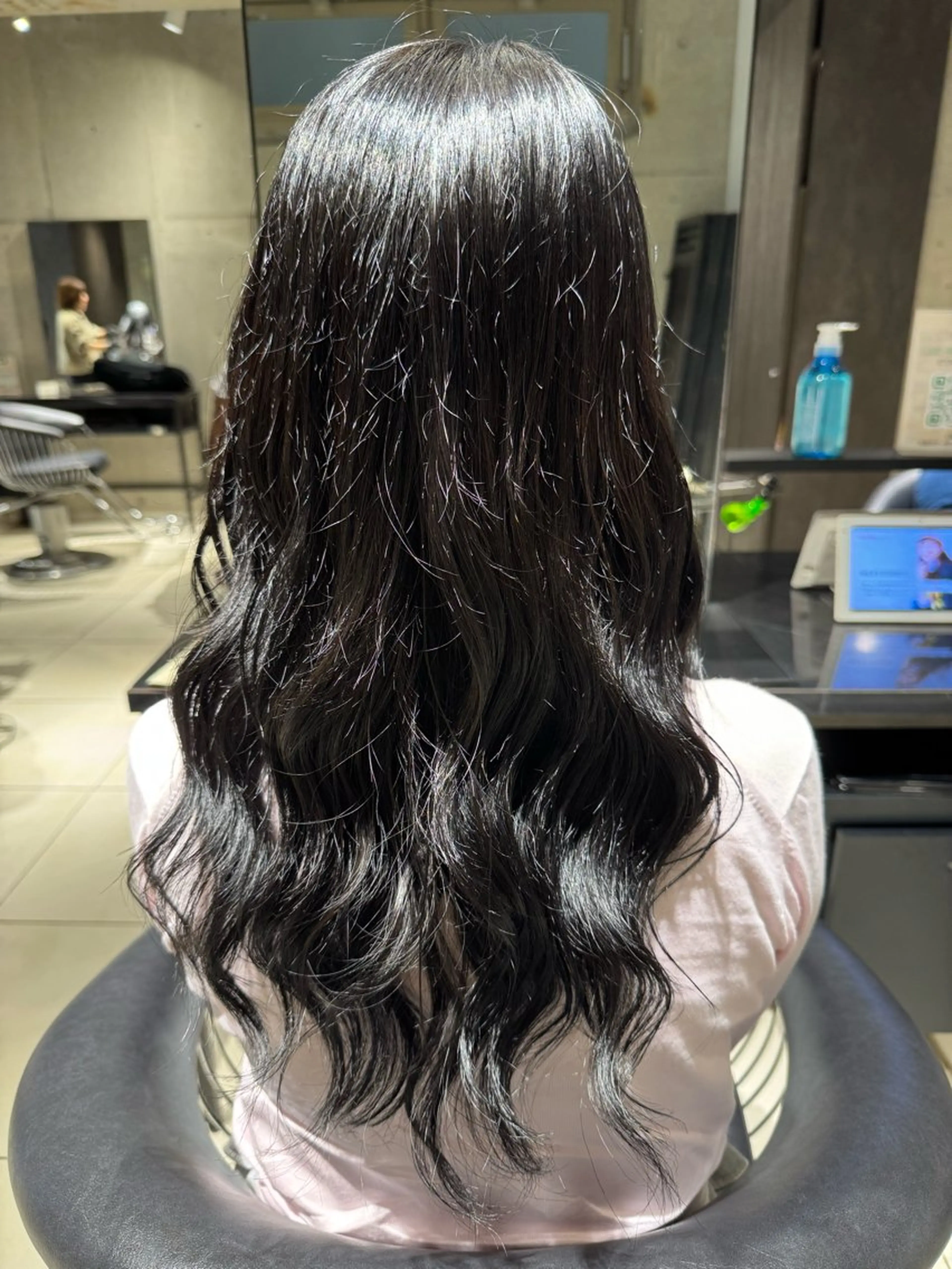 カラー 黒髪 ブルーカラー ブルーブラック ヘアカラー トリートメント 艶カラー 梨菜💜のヘアスタイル