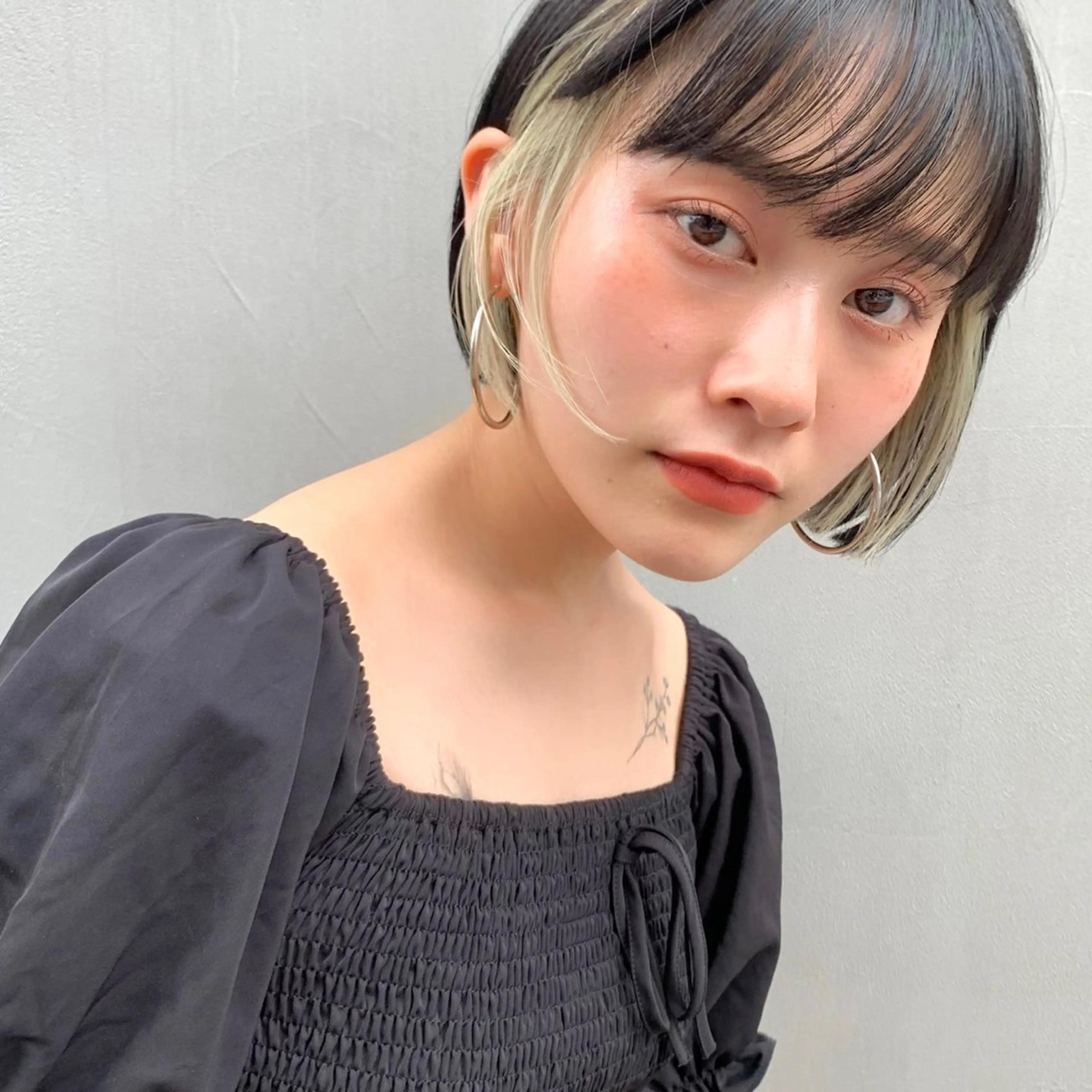 ショート カラー 切りっぱなしボブ ベージュカラー イヤリングカラー インナーカラー ボブ 大久保 佳那のヘアスタイル