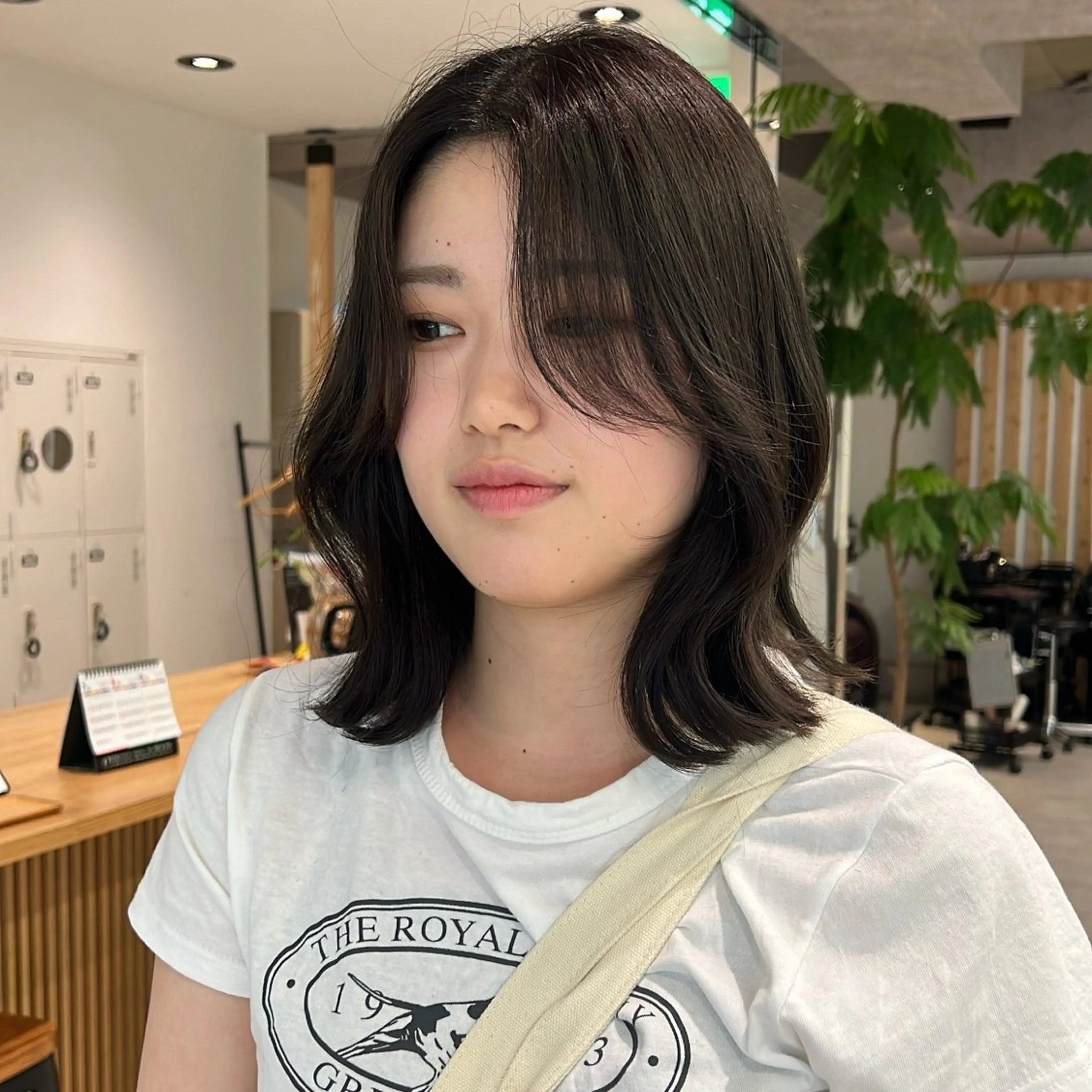 ミディアム カラー ブリーチ グレージュ オリーブグレージュ オリーブグレー くびれヘア カット ヘアカラー 透明感カラー/ボブ / MARIE🍇のヘアスタイル