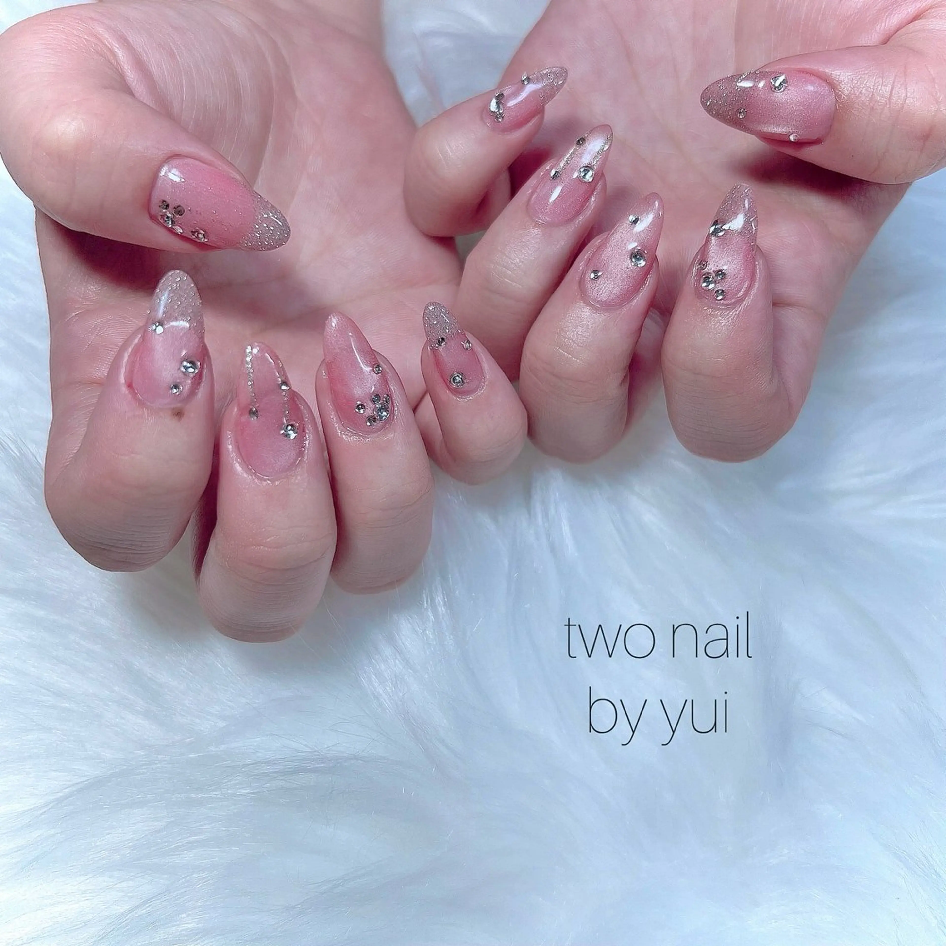 ネイル キラキラネイル マグネットネイル ネイルチップ ホワイト ハンドネイル two nailのネイルデザイン