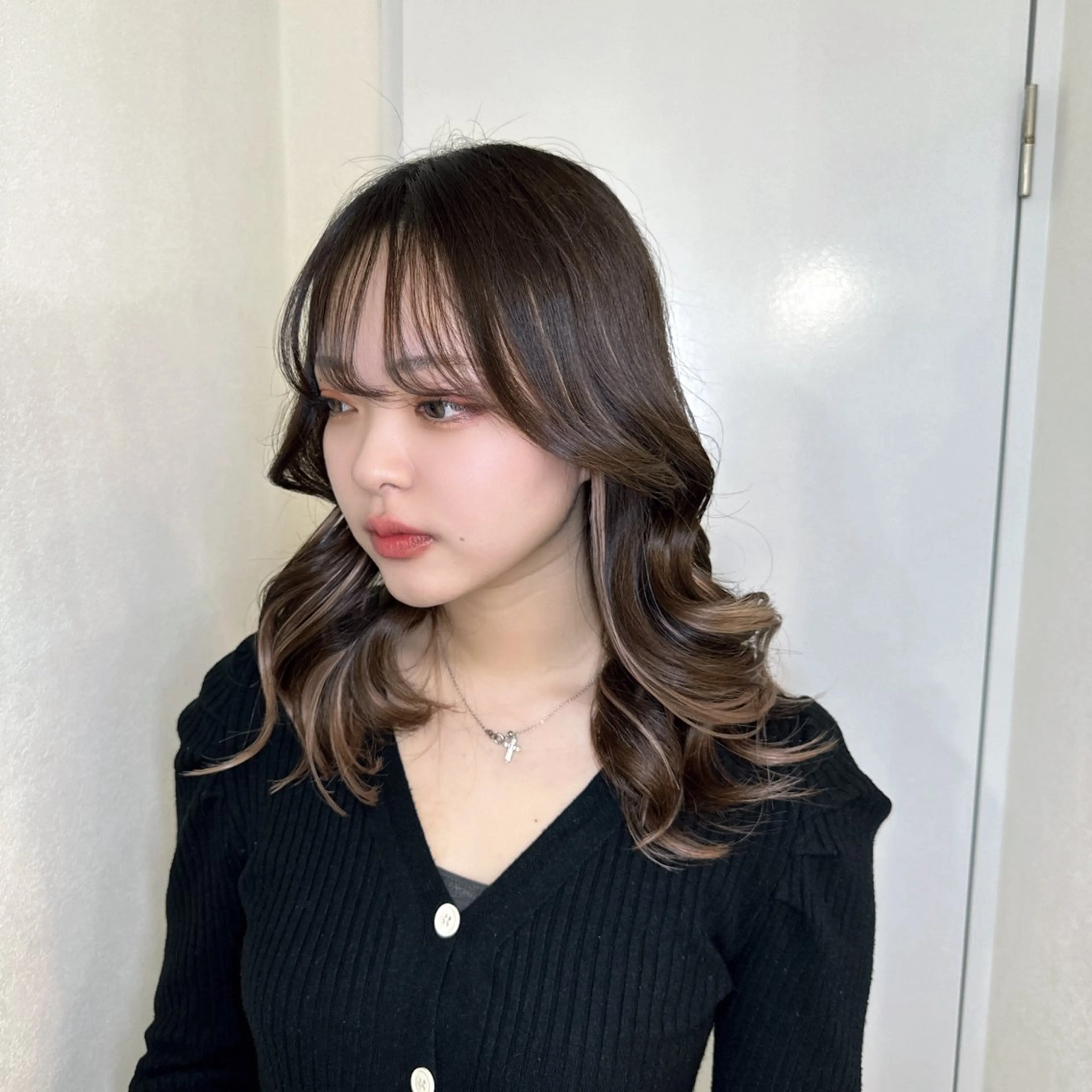 ミディアム カラー シールエクステ デザインカラー ハイライトカラー ハイトーンカラー インナーカラー ハイトーン/エクステ 韓国風/y2kカイラのヘアスタイル