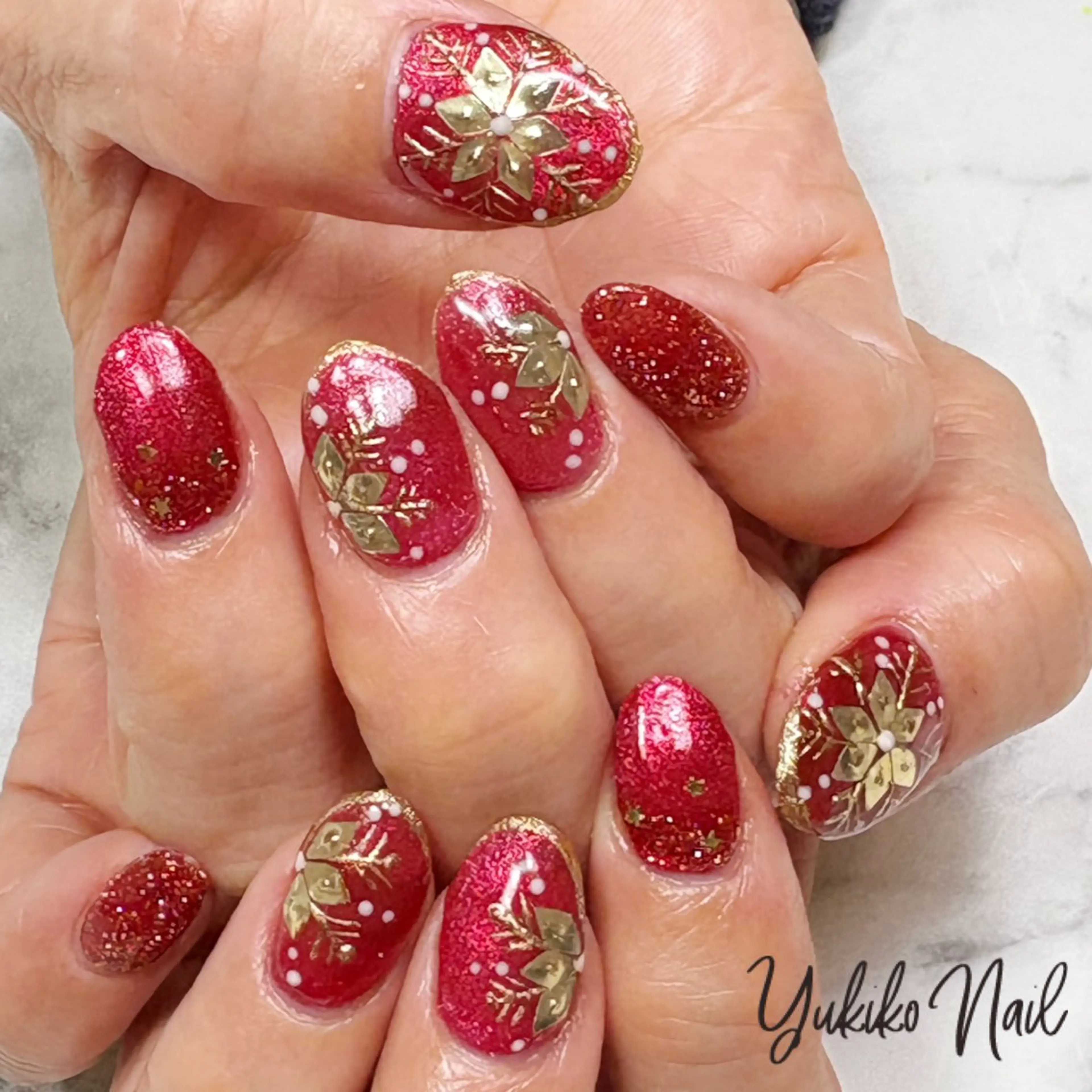 ネイル ゴールド ゴージャス 赤色 冬ネイル ハンドネイル ユキコ ネイルのネイルデザイン