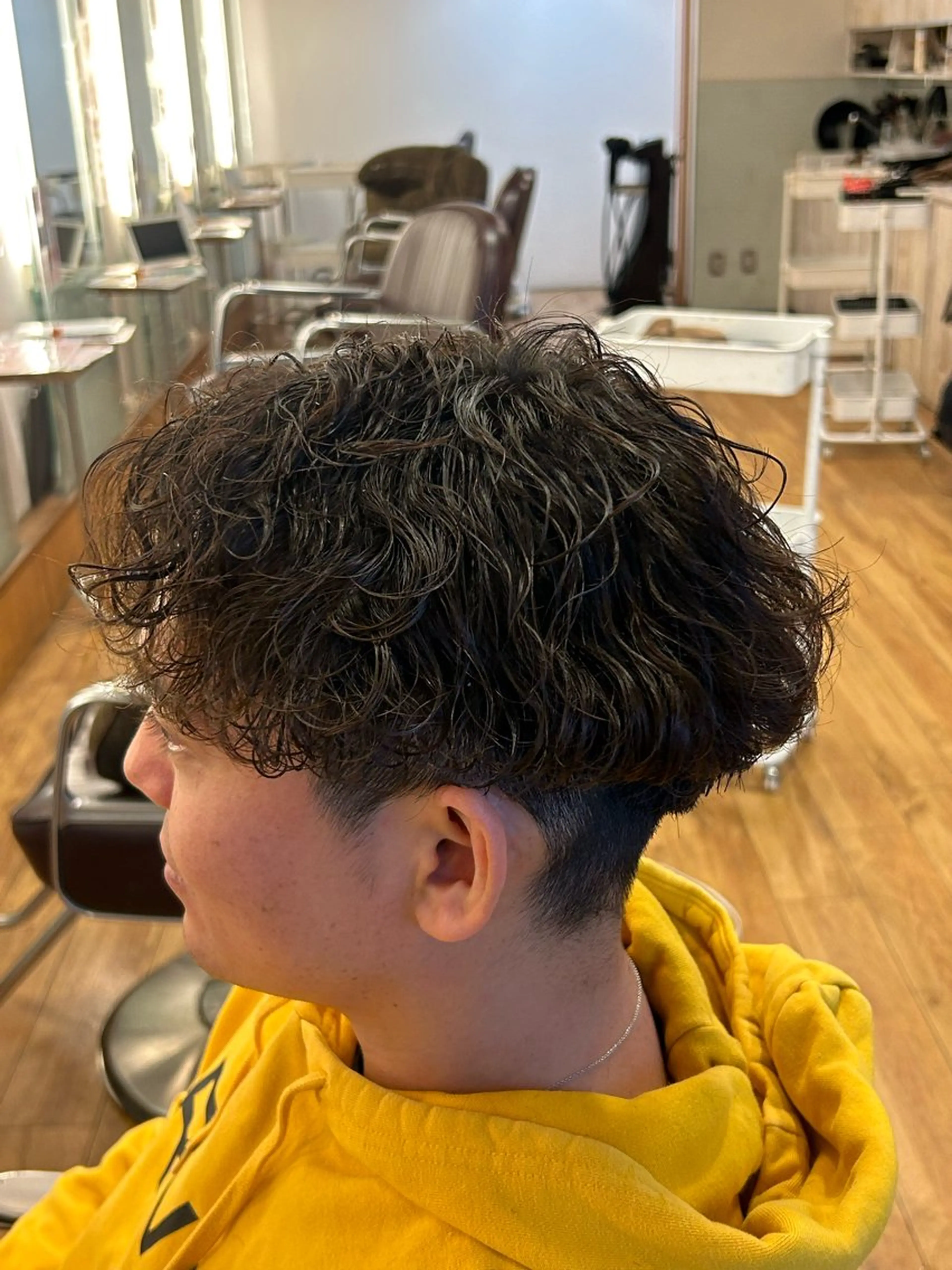 パーマ メンズ カット パーマ メンズ/海外風/ 波巻き/サーフカールのヘアスタイル