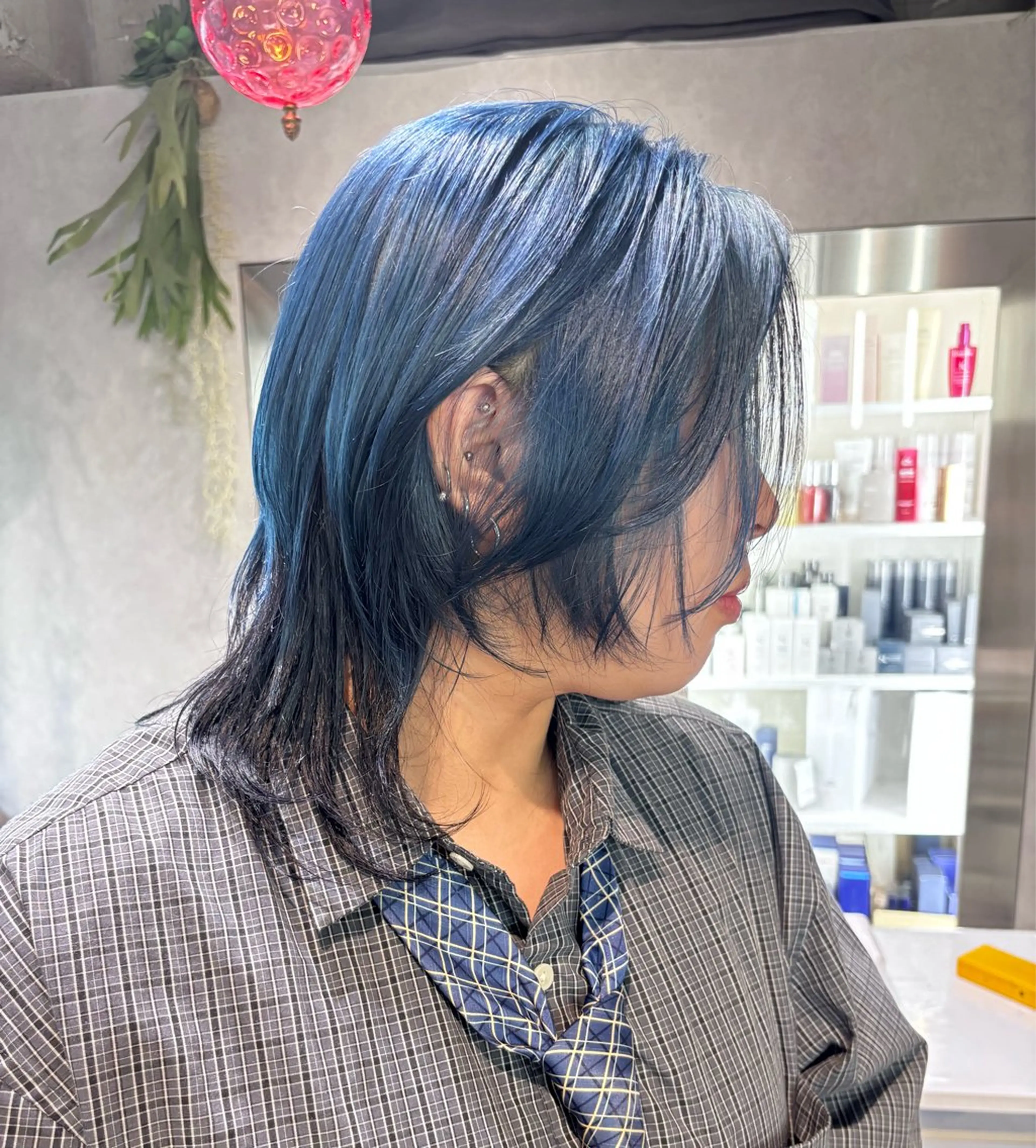 セミロング カラー ヘアアレンジ 切りっぱなしボブ 黒髪 ブリーチ ブルーカラー デザインカラー ヘアカラー iona/ハイトーン /ネイルのネイルデザイン