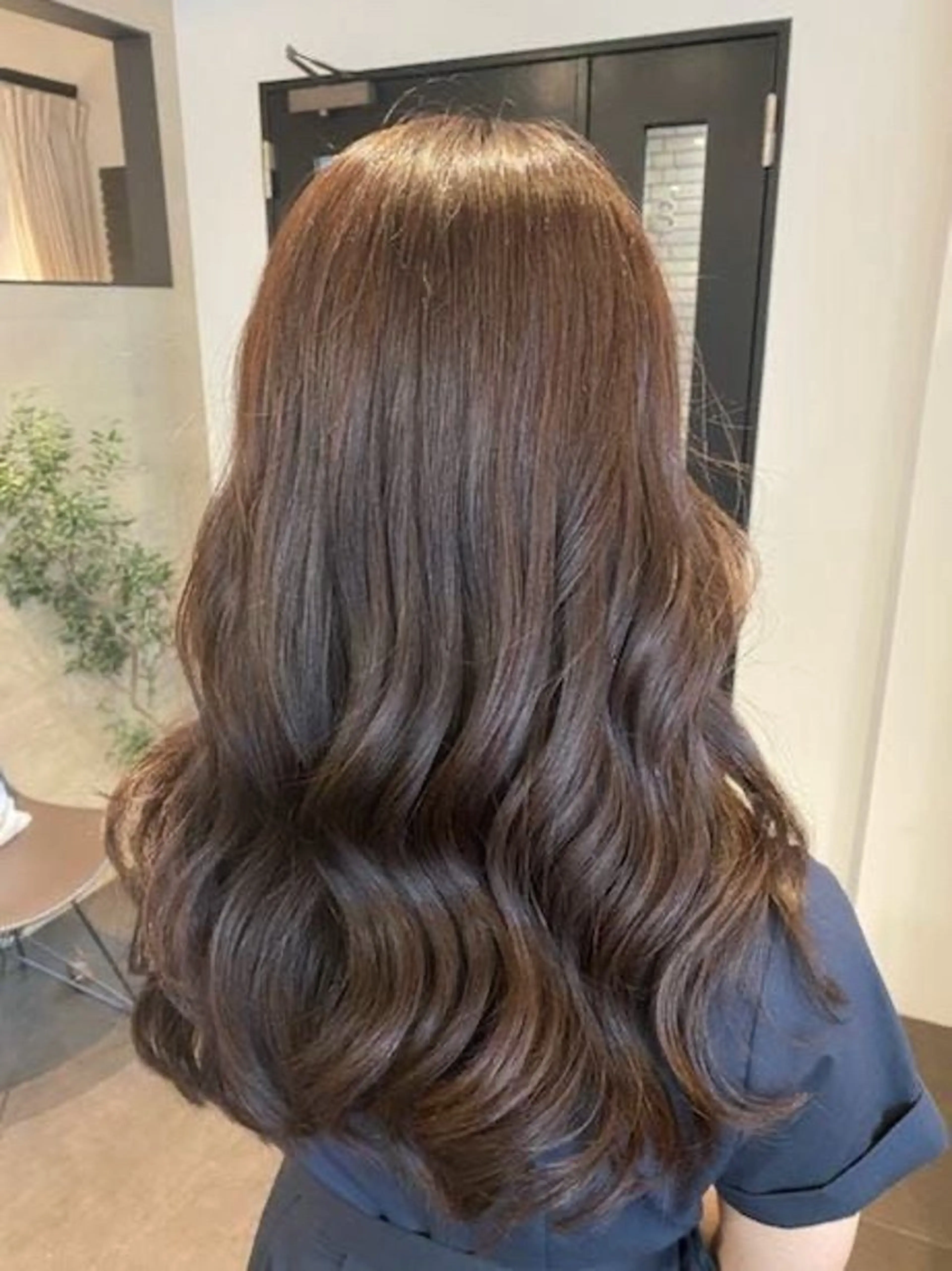 ロング パーマ 曲がる縮毛矯正 センターパートのヘアスタイル